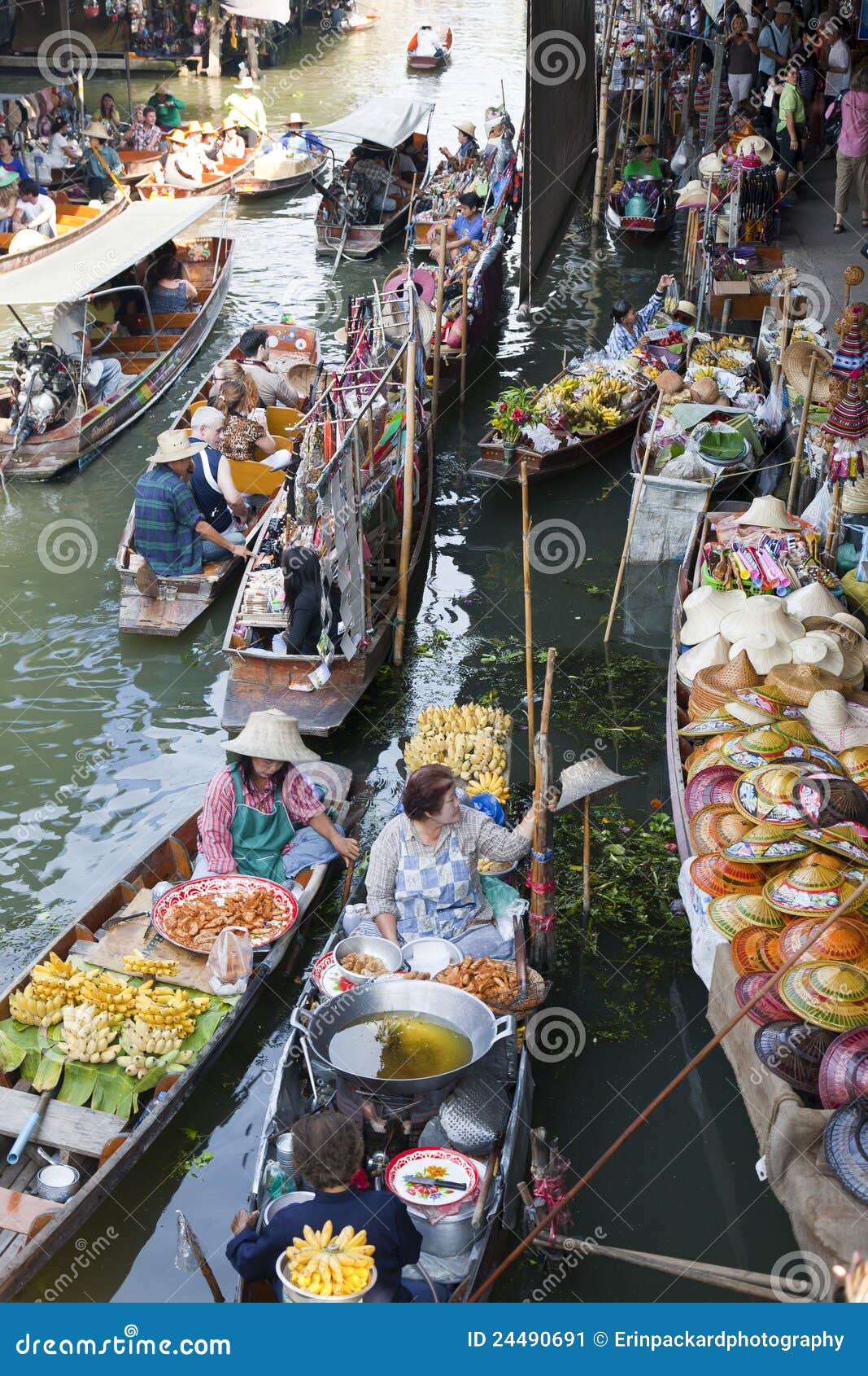 плавая место рынка. Bangkok damnoen плавая рынок товаров около saduak продавая поставщиков Таиланда