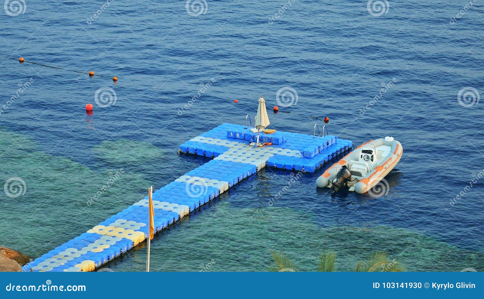 понтон на море