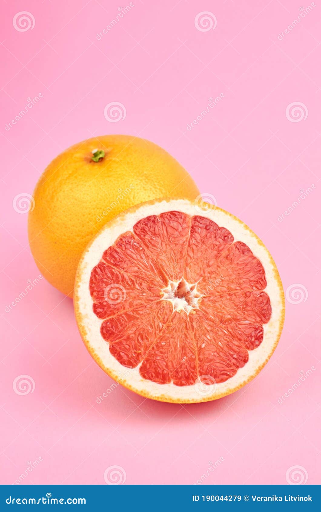 Плоды грейпфрут полного состава и вырезать на розовой фон Стоковое ...