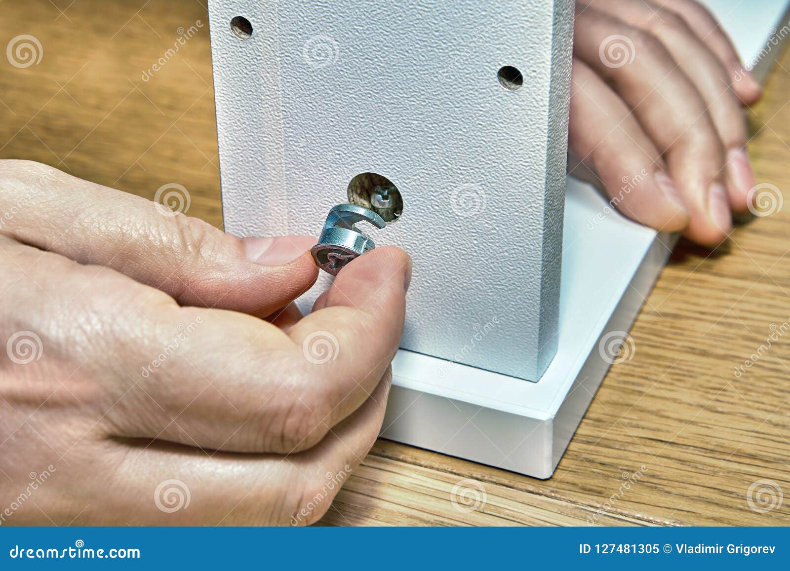 Плотник введен одной гайке он использует штуцеры мебели соединяясь ...