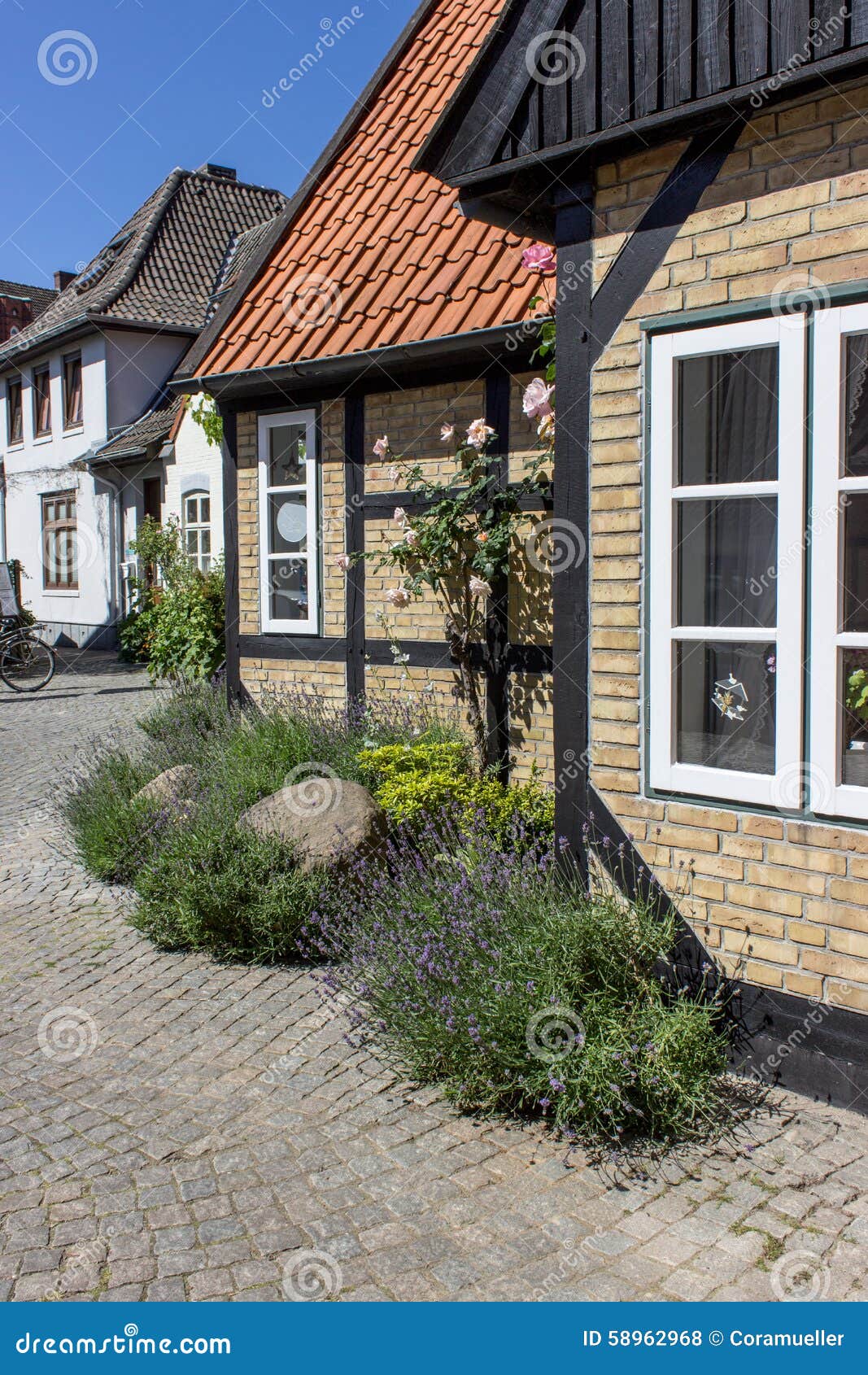 половинные timbered дома. Полу-timbered дома в малом немецком городке