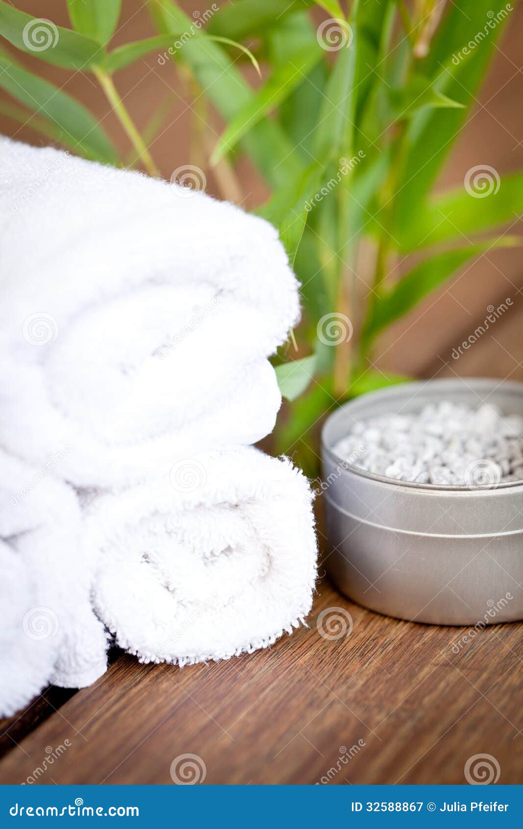 Полотенце свежей лаванды белые и соль для принятия ванны на деревянной ...