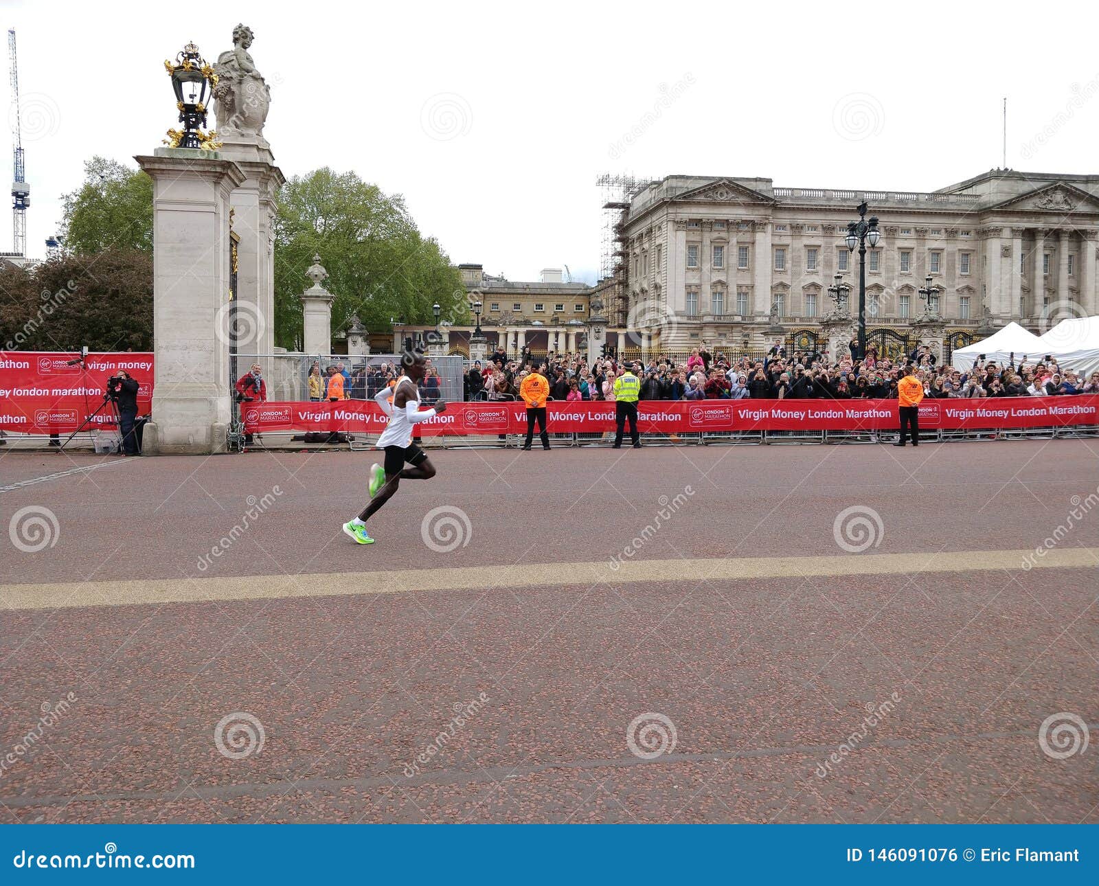 Победитель 2019 марафона Лондона. Лондон, Букингемский дворец - 28-ое апреля 2019: Кениец Eliud Kipchoge выигрывает гонку людей на 4-ое время в 03:02: 37 людей 030237