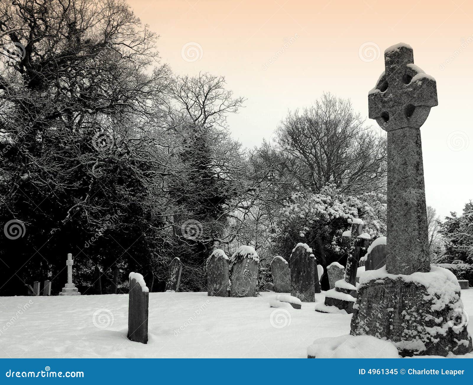 подкраска снежка monotone старого неба изображения погоста могил Англии небольшая