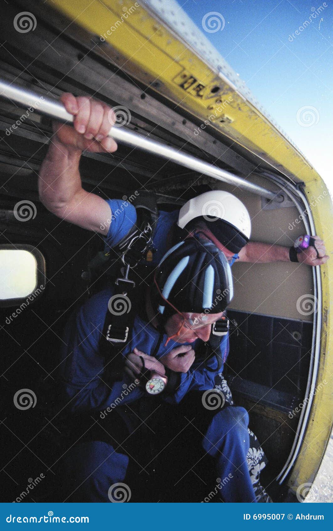 подготовлять skydive к. близкие водолазы водолаза выходят плоскость фото выражения лицевая скача подготовляя секунды s skydiving тандем к вверх