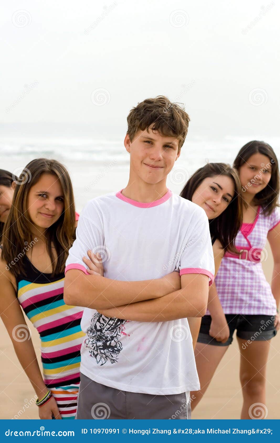 группа пляжа играя подростки молодые