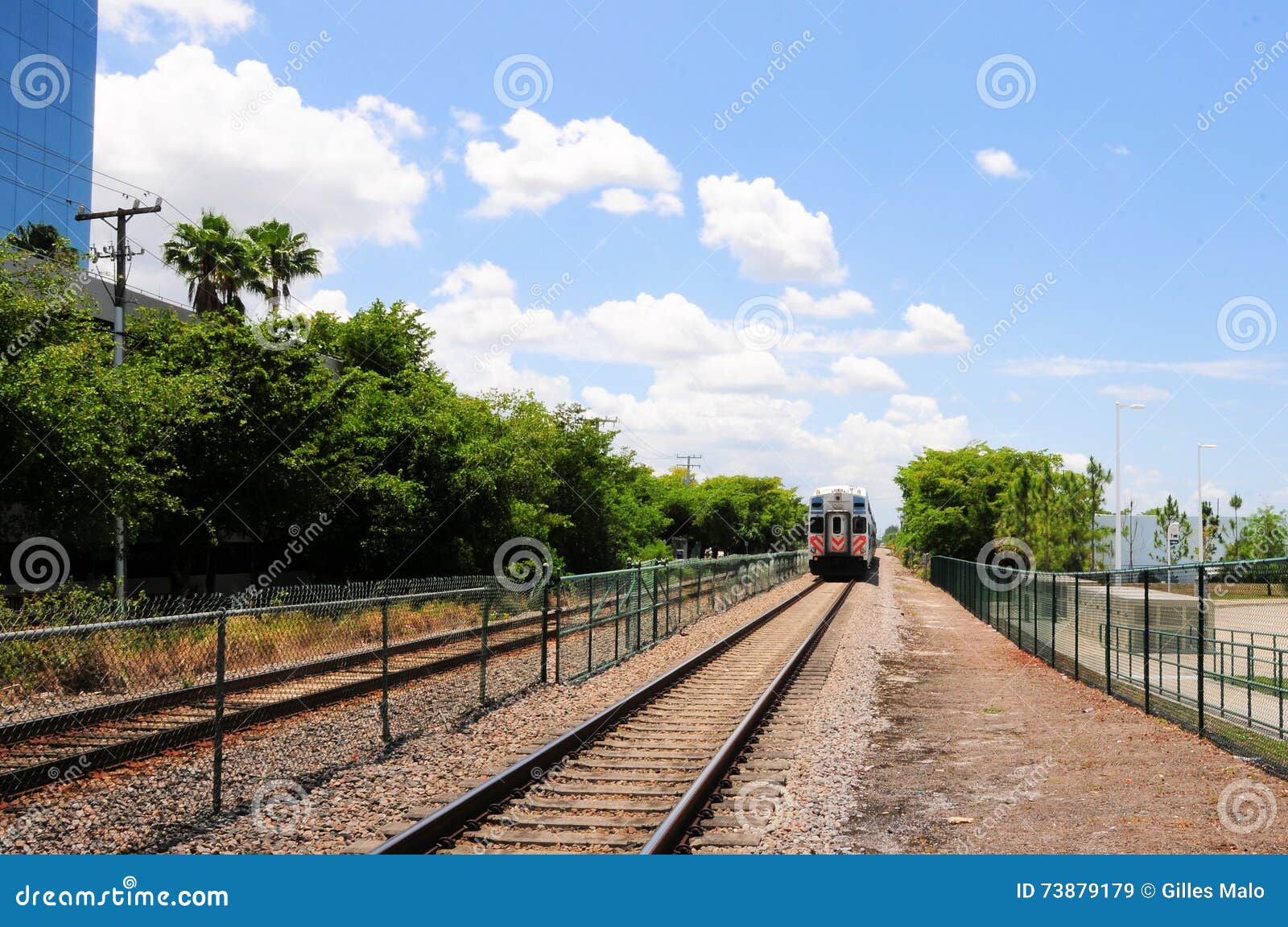 Поезд выходя, взгляд перспективы от станции. Взгляд перспективы пассажирского поезда уходя от станции Сфотографированный в южной Флориде