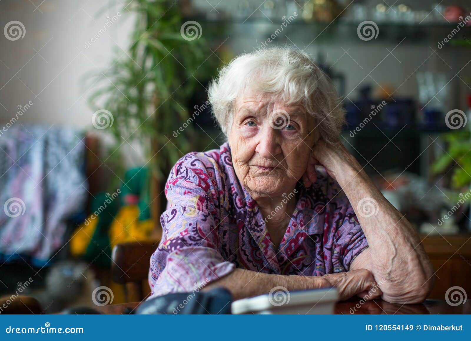 Пожилая женщина за столом
