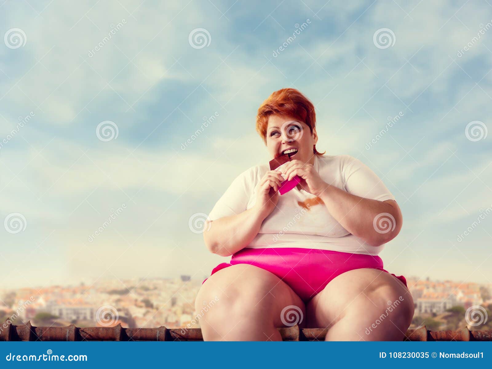 Жирная женщина сидит на шее