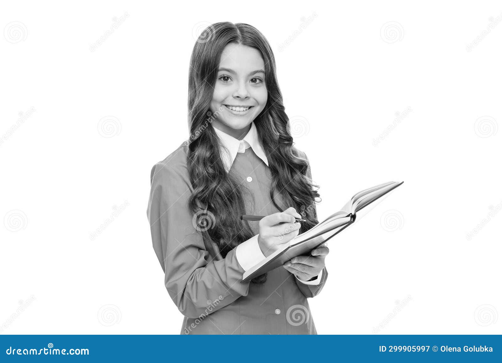 получить образование. счастливый ребенок делает домашнее задание в ...