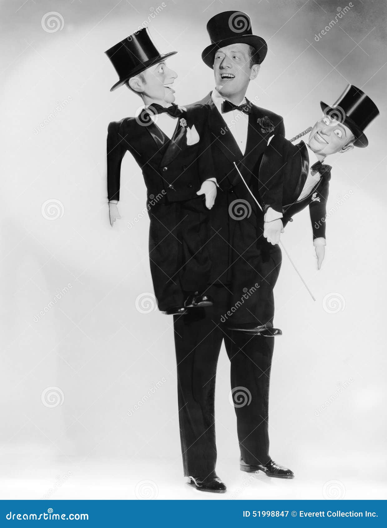 Портрет Ventriloquist с 2 куклами (все показанные люди более длинные