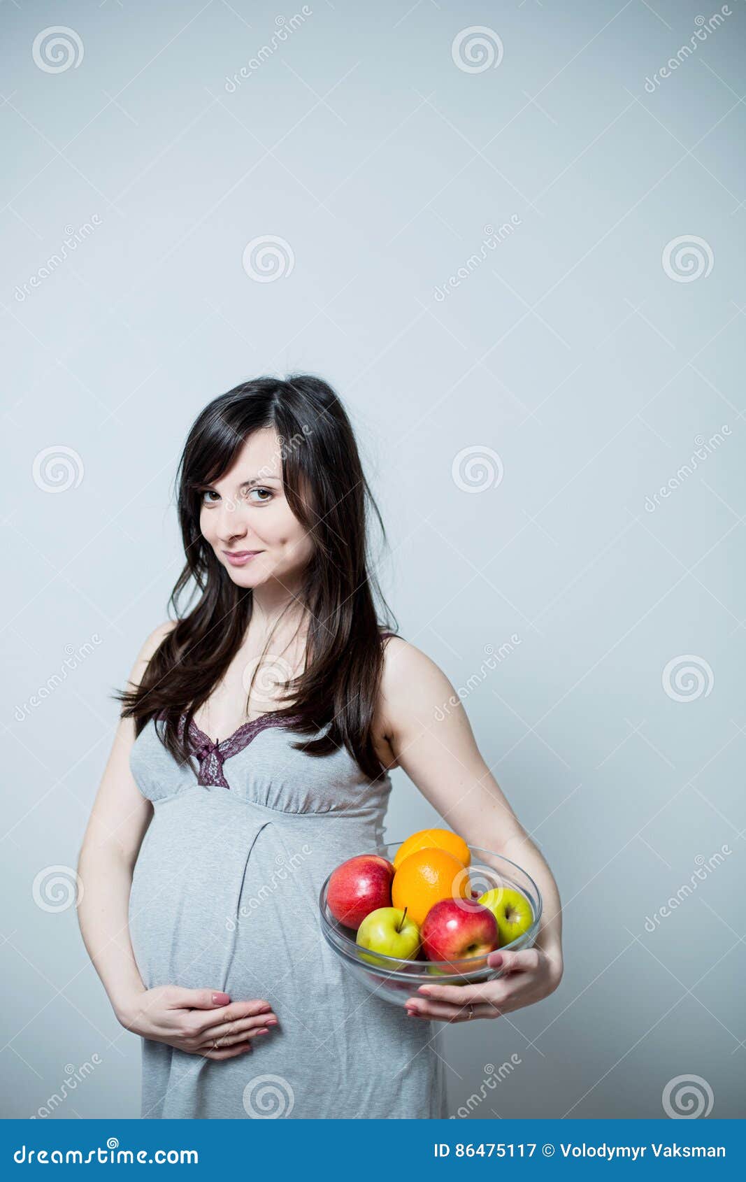 Портрет беременной женщины с красочным плодоовощ. Беременная женщина с красочным плодоовощ