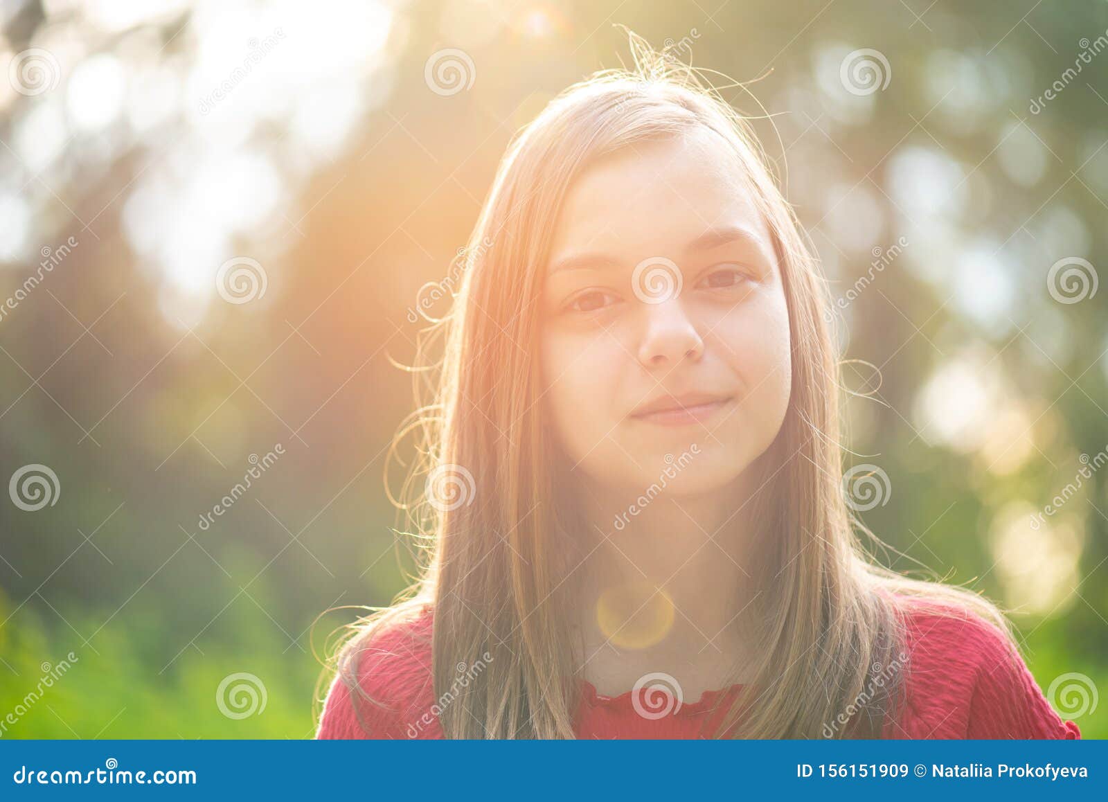 Портрет девушки с солнечными лучами Стоковое Изображение - изображение ...