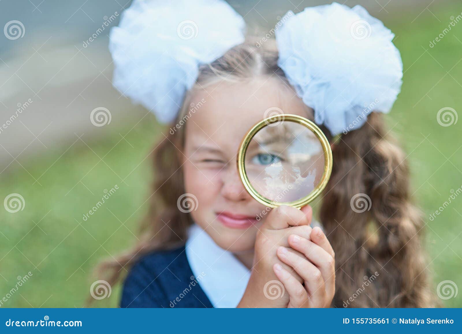 ÐŸÐ¾Ñ€Ñ‚Ñ€ÐµÑ‚ ÐºÑ€Ð°Ñ Ð¸Ð²Ð¾Ð¹ ÑˆÐºÐ¾Ð»ÑŒÐ½Ð¸Ñ†Ñ‹, Ñ Ð¼Ð¾Ñ‚Ñ€Ñ Ñ‰ÐµÐ¹ Ñ ÐºÐ²Ð¾Ð·ÑŒ Ð»ÑƒÐ¿Ñƒ Ð