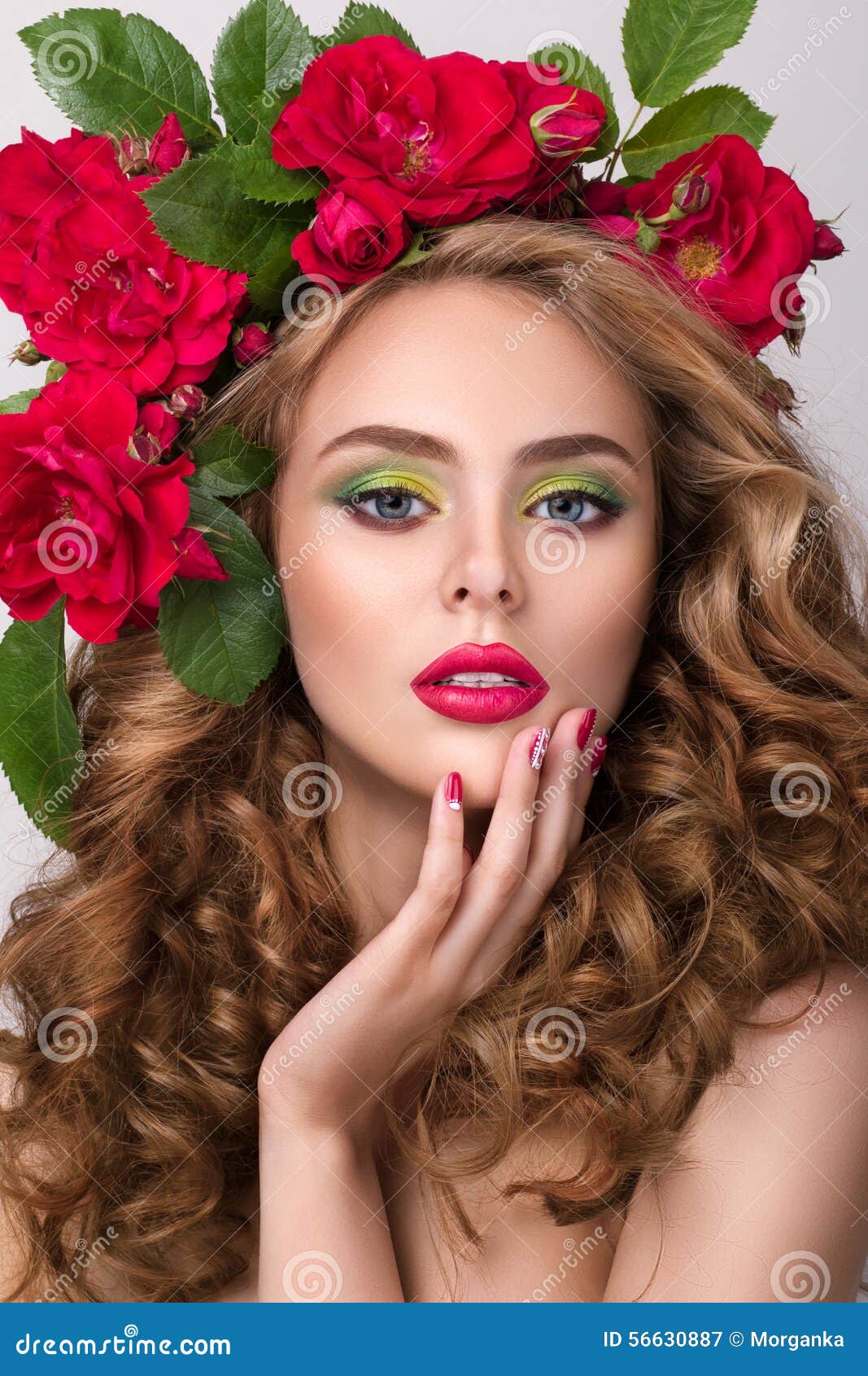 Портрет красоты конца-вверх молодой милой девушки с венком цветка в ее волосах нося яркую розовую губную помаду, касаясь ее губам Яркий современный состав лета Концепция красоты, курорта, маникюра и skincare