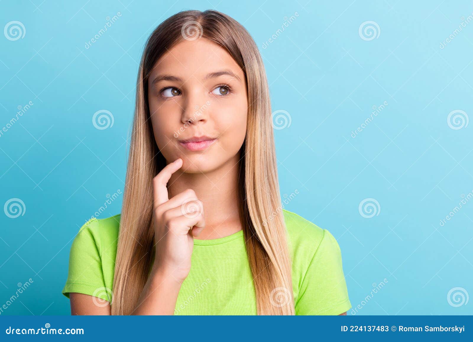 портрет молодой красивый задумчивый девушка думая держать палец ...