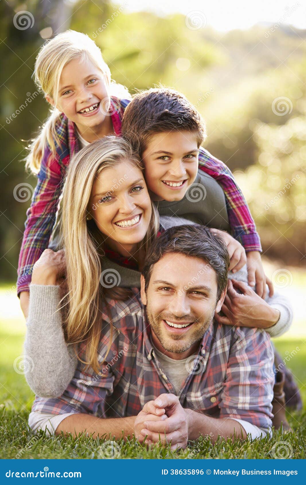 Портрет семьи лежа на траве в сельской местности Стоковое Фото ...