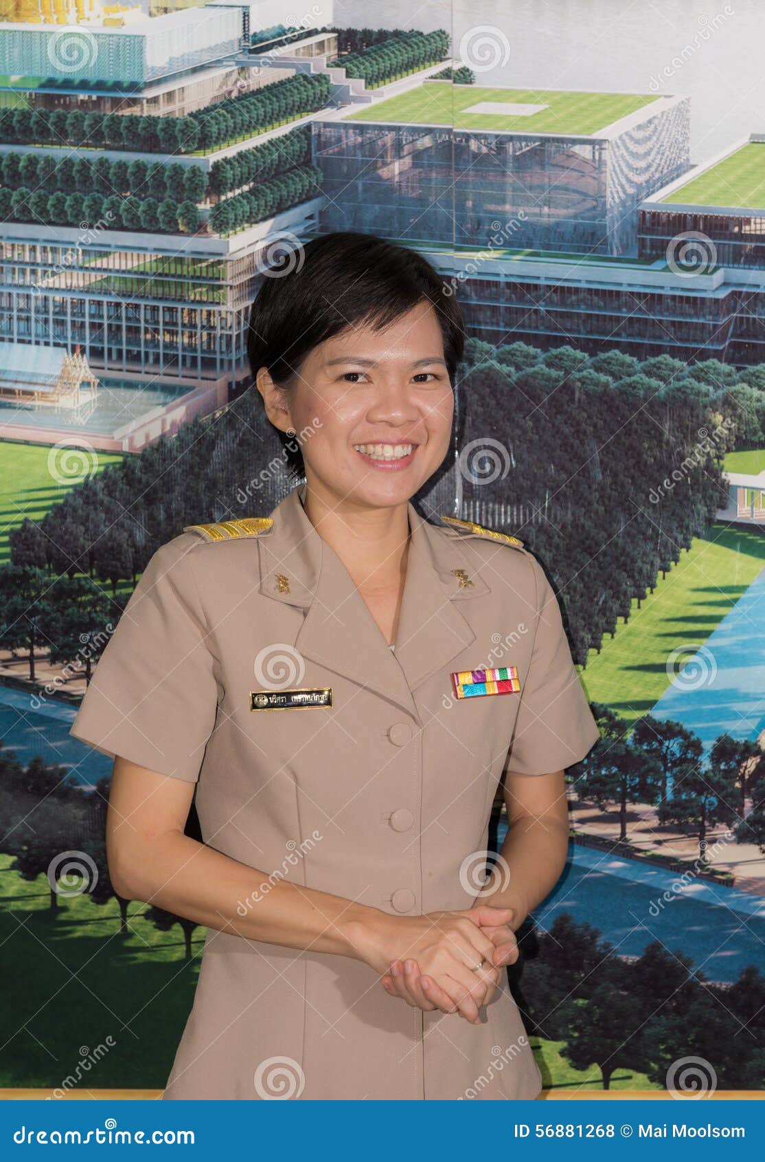 БАНГКОК, ТАИЛАНД - 20-ое июля 2015: Портрет тайской парламентской женщины формы офицера