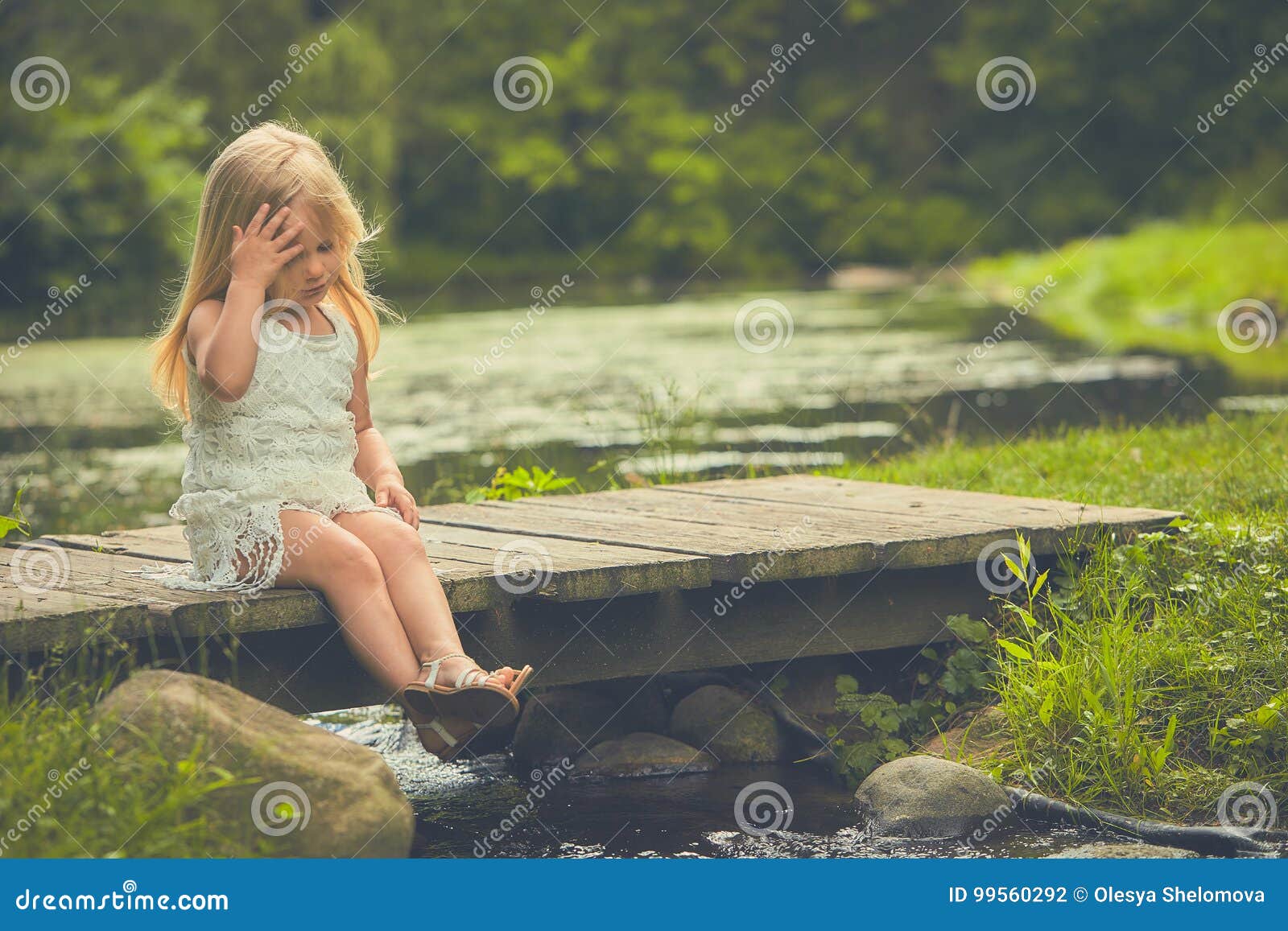 Девочка сидит на мостике