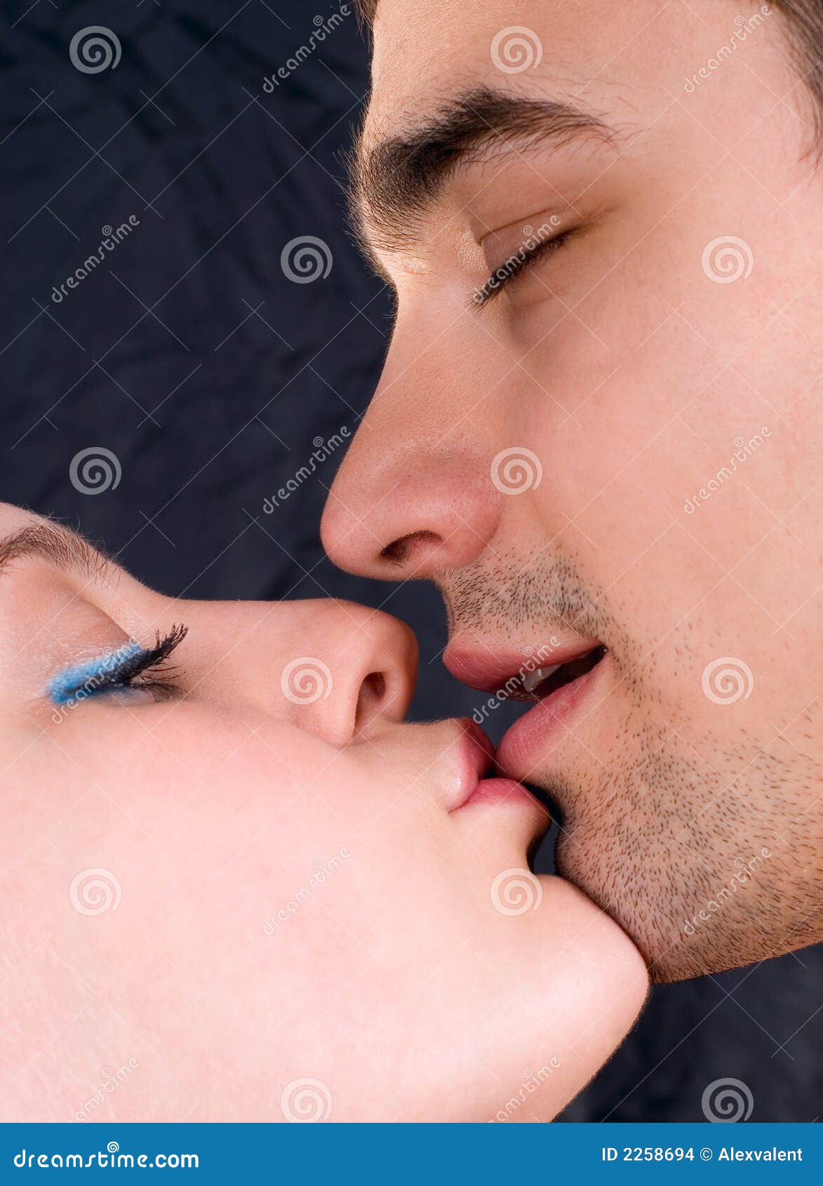 Поцелуй красивый крупным