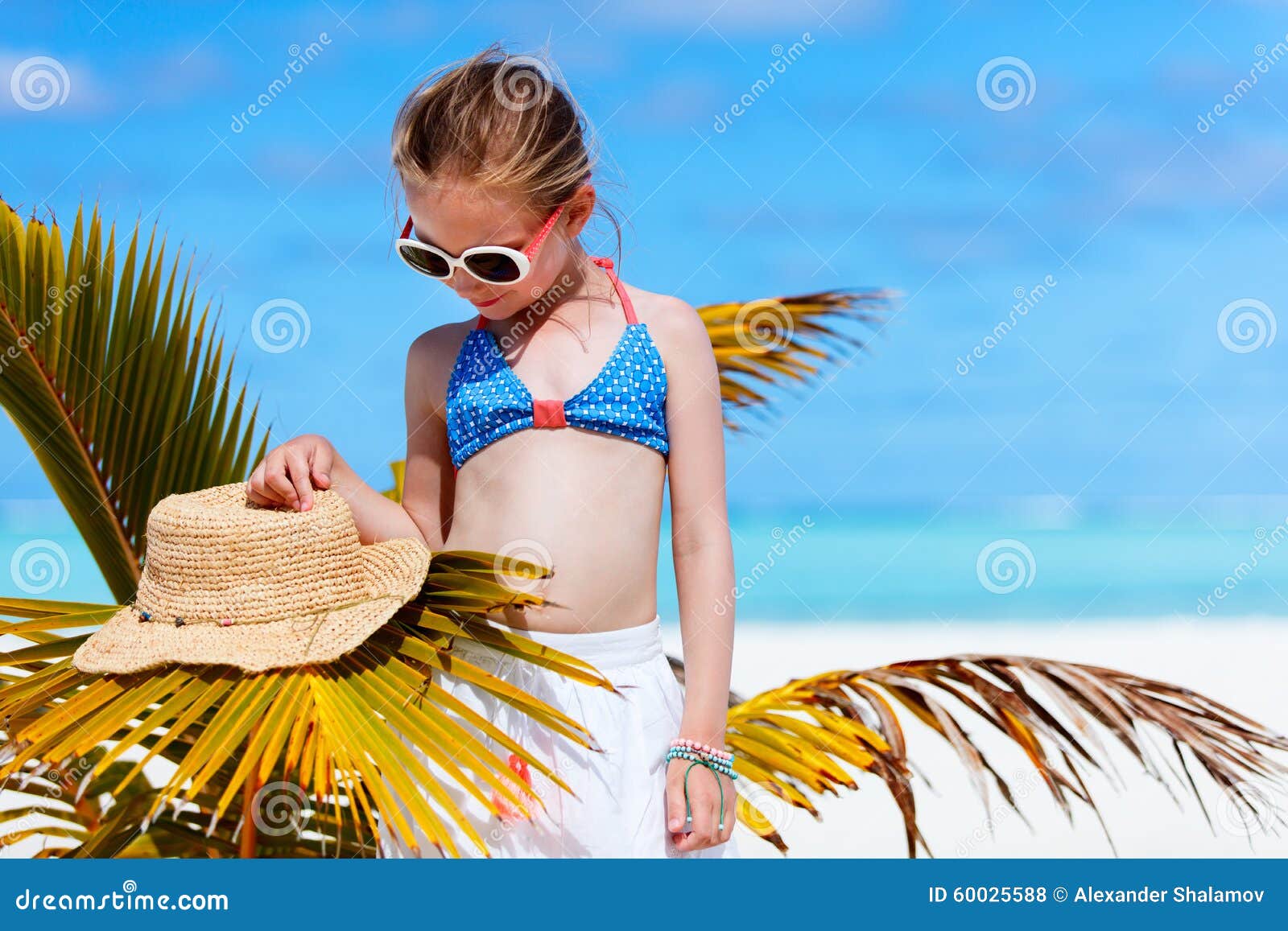 прелестная девушка пляжа немногая. Прелестная маленькая девочка на пляже во время летних каникулов