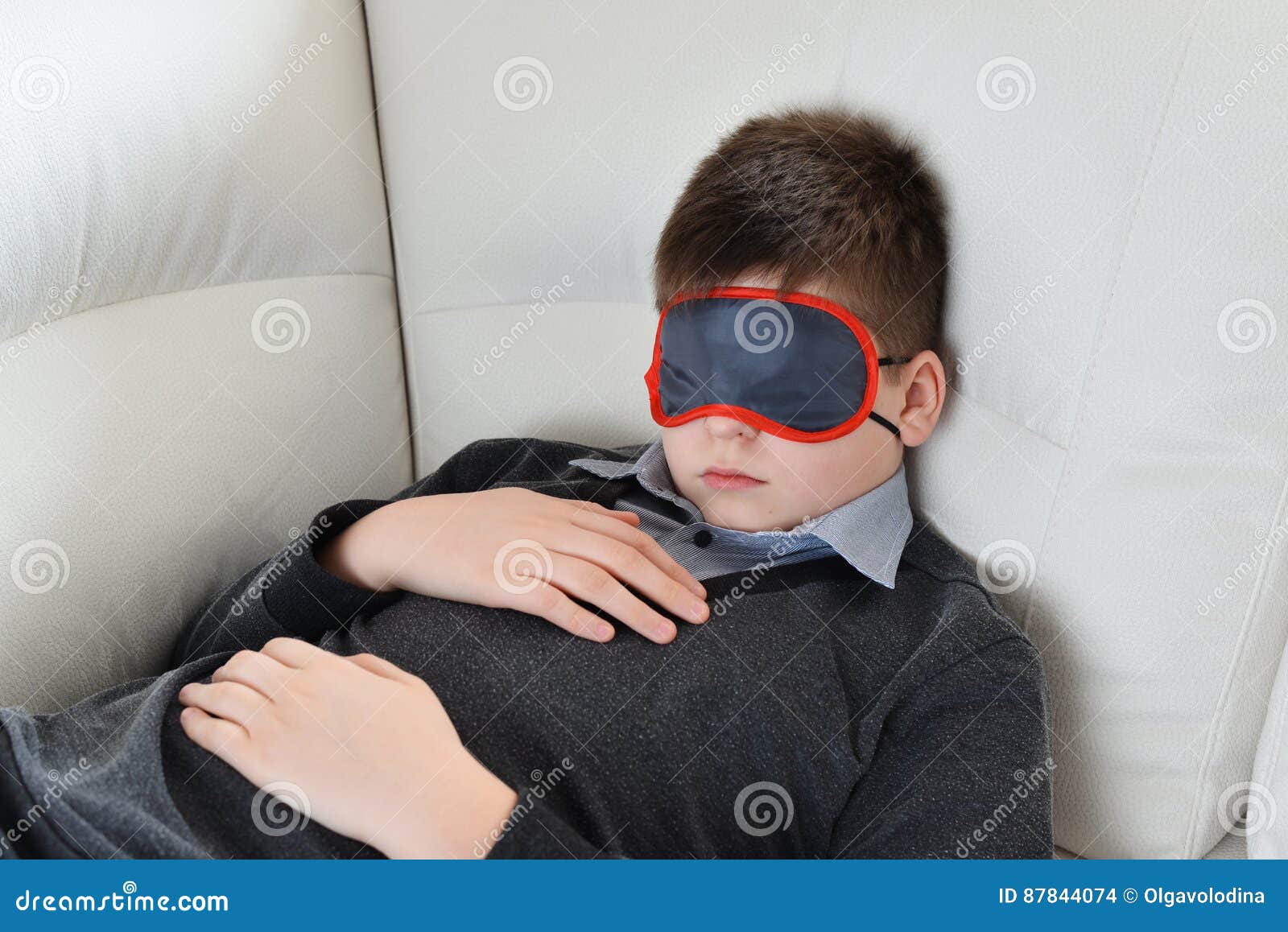Предназначенные для подростков сны в течение дня в маске для сна ...