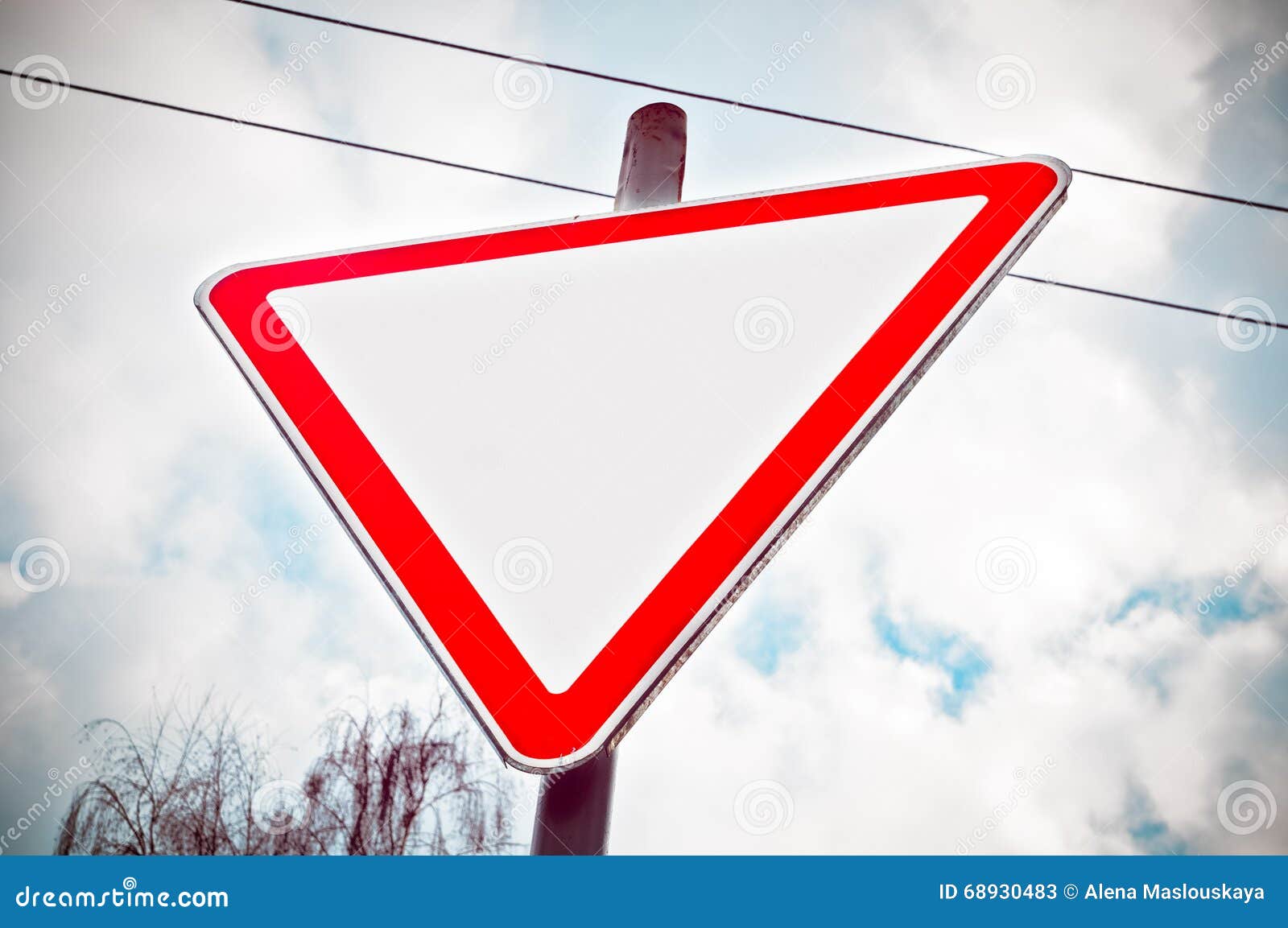 Красный перевернутый треугольник дорожный знак