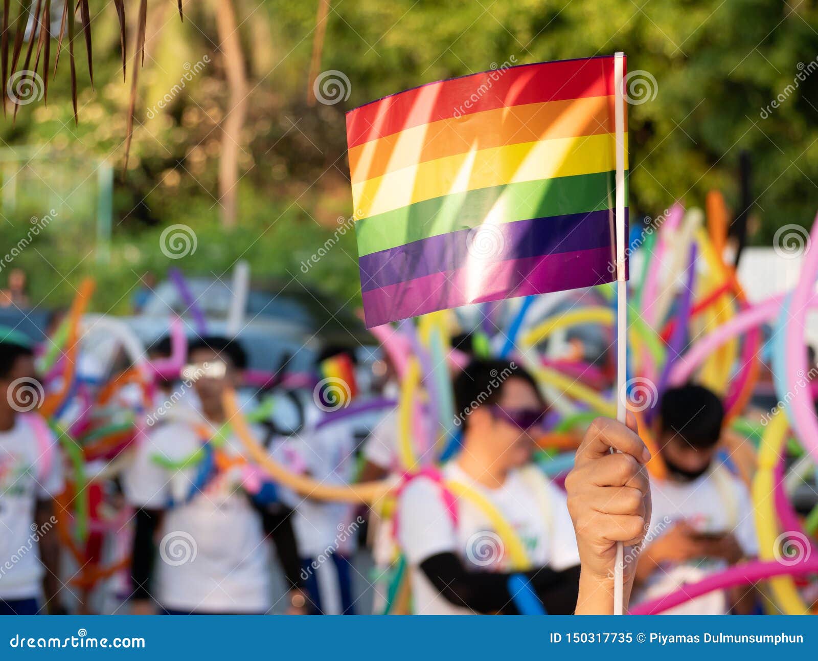 Предпосылка месяца гордости LGBT зритель развевает флаг радуги гея на ...