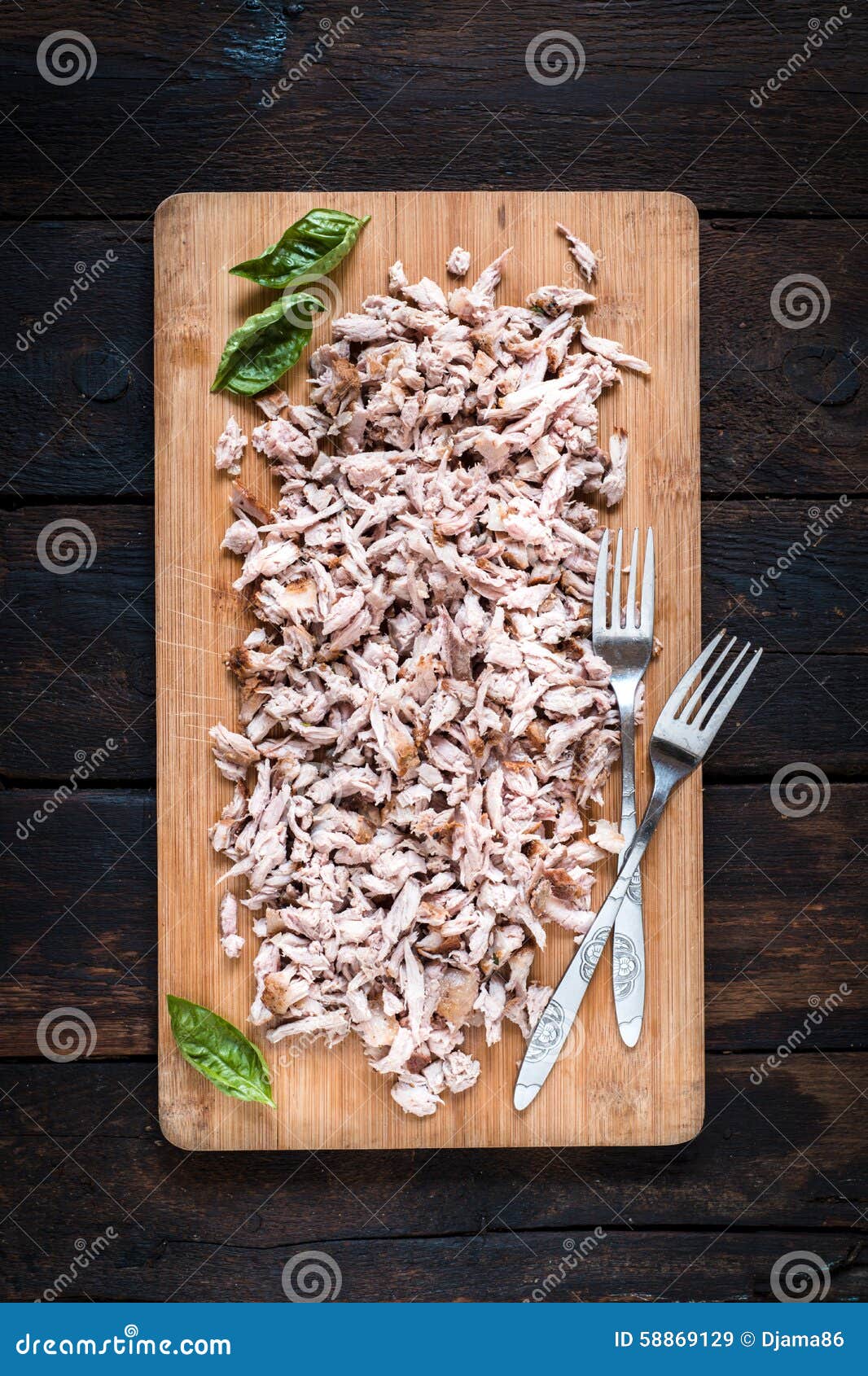прерванный свинина мяса. Прерванное мясо свинины на деревянной предпосылке сверху