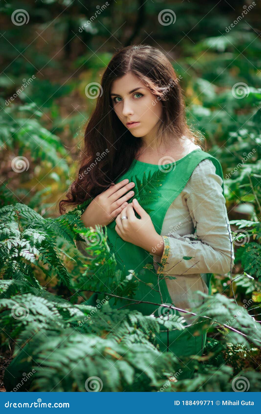 Милая природа девушка в кустах | Премиум Фото