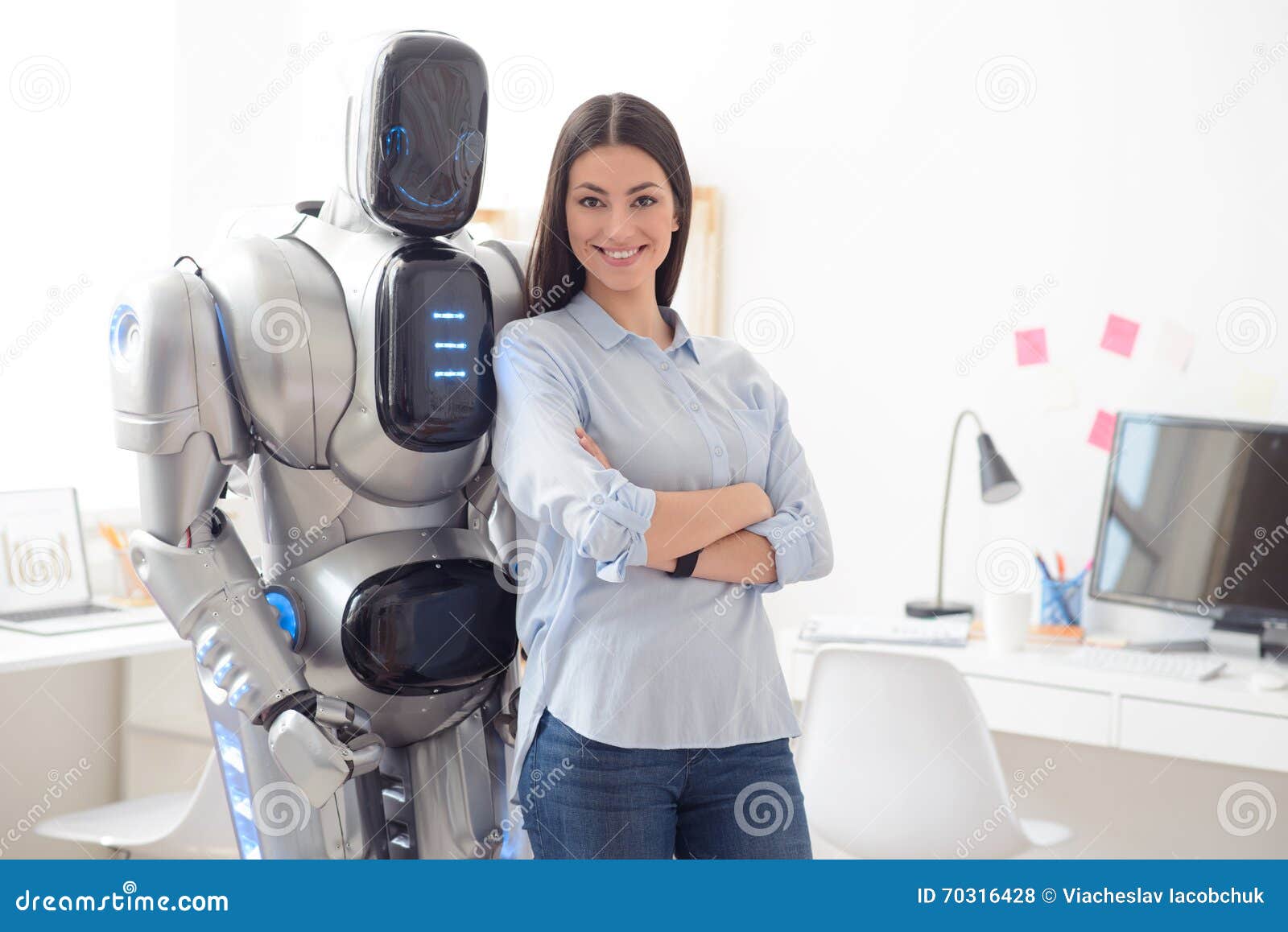 Приятная девушка стоя с роботом Стоковое Фото - изображение ...