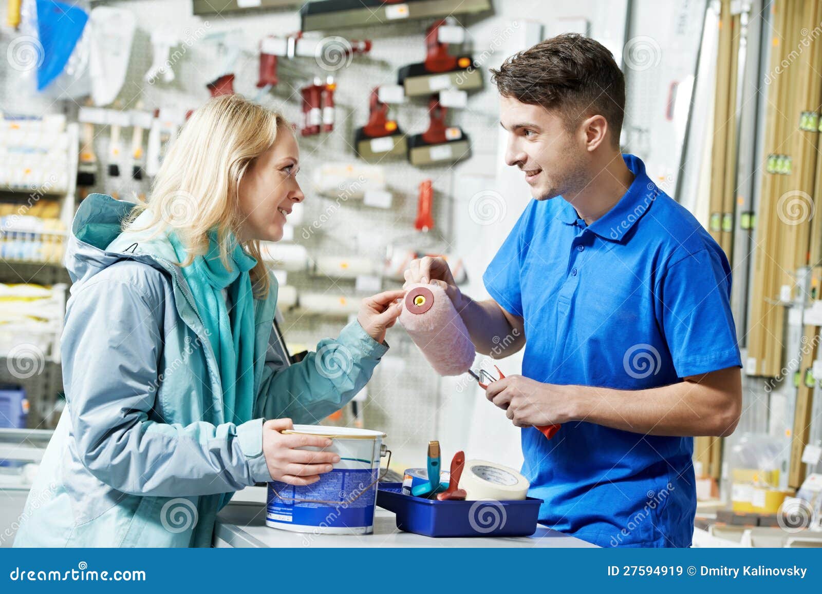 Продавец демонстрируя ролик краски к покупателю Стоковое Изображение ...