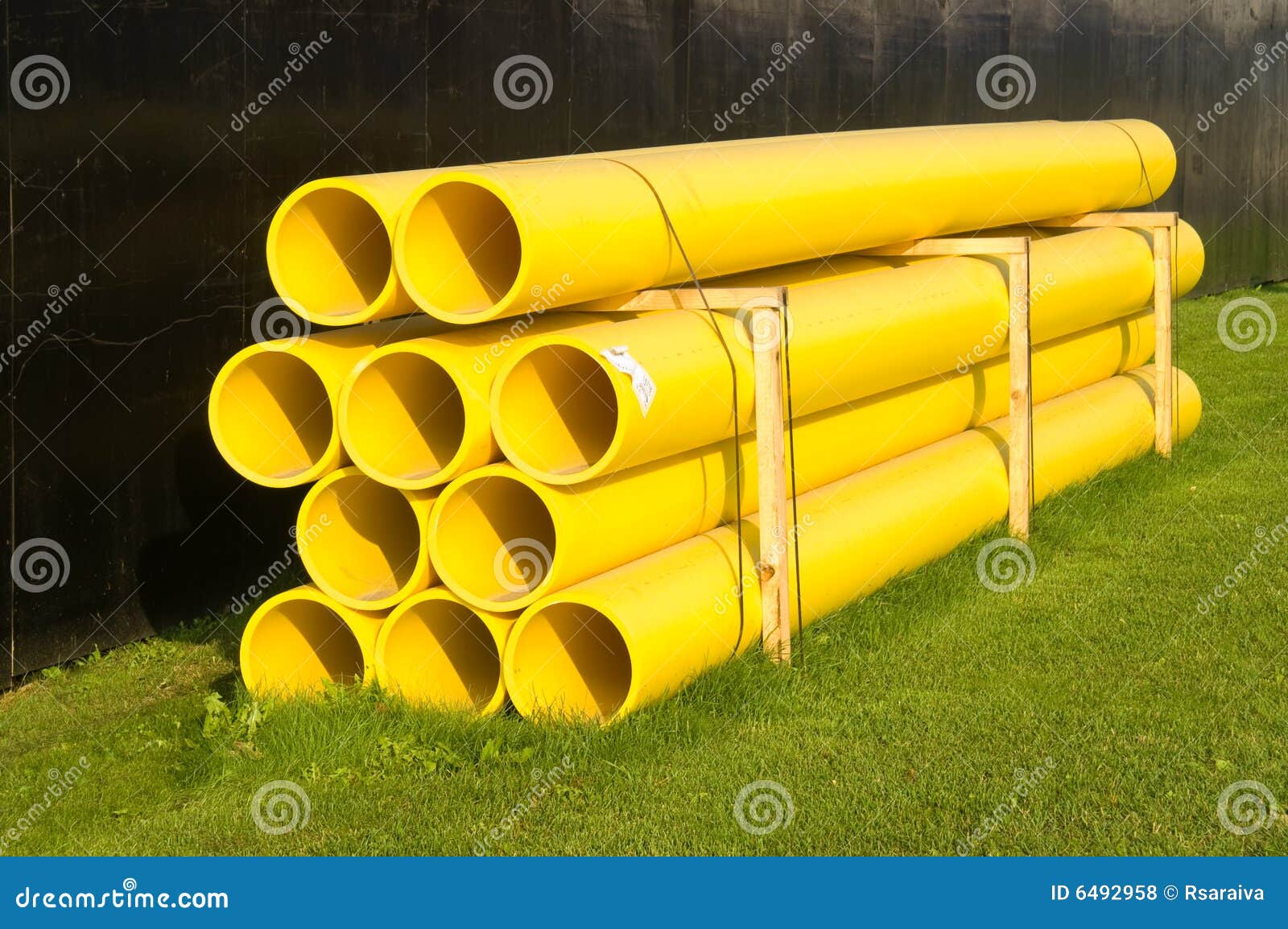 пускает пластмассу по трубам Стоковое Фото - изображение насчитывающей ...