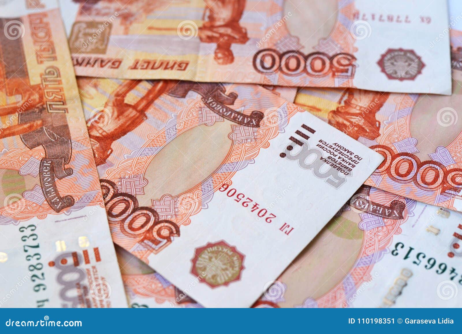 Купюры 5000 разбросанные