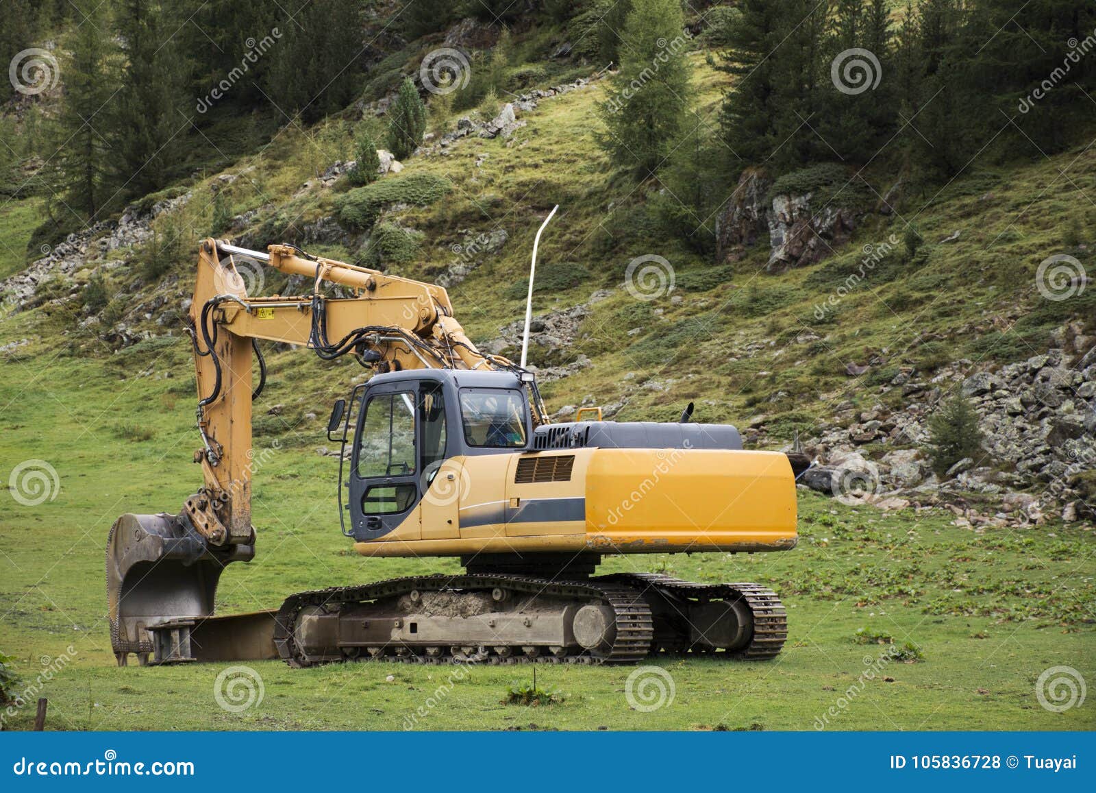 Работы машинного оборудования затяжелителя или backhoe экскаватора ждать outdoors на otztal горных вершинах. Работы машинного оборудования затяжелителя или backhoe экскаватора ждать outdoors на строительной площадке в otztal горе горных вершин города Schnals 2-ого сентября 2017 в Больцано, Австрии