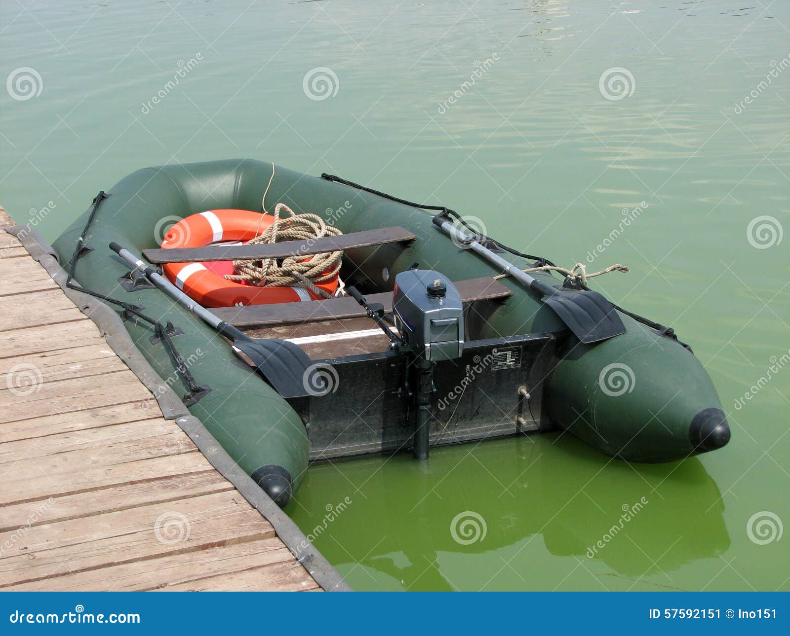 Раздувная моторная лодка около пристани Стоковое Изображение ...
