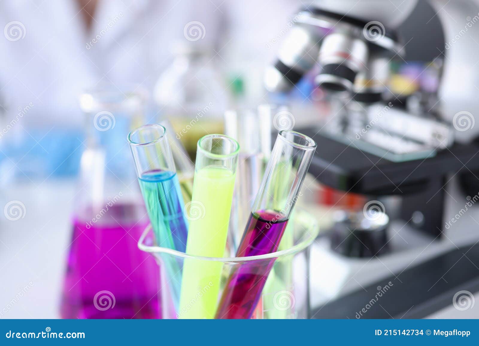 Разноцветные в пробирке с жидкостями стоят рядом с микроскопом Стоковое ...