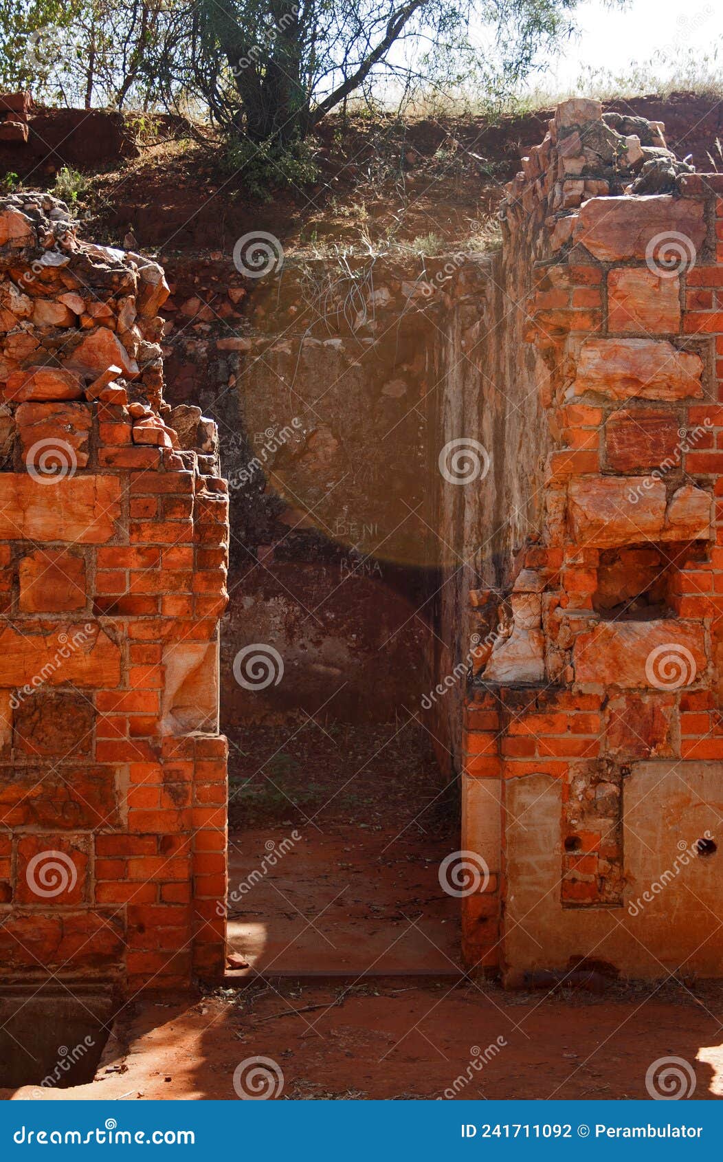 разрушенные стены старого безрукого крепости в руинах