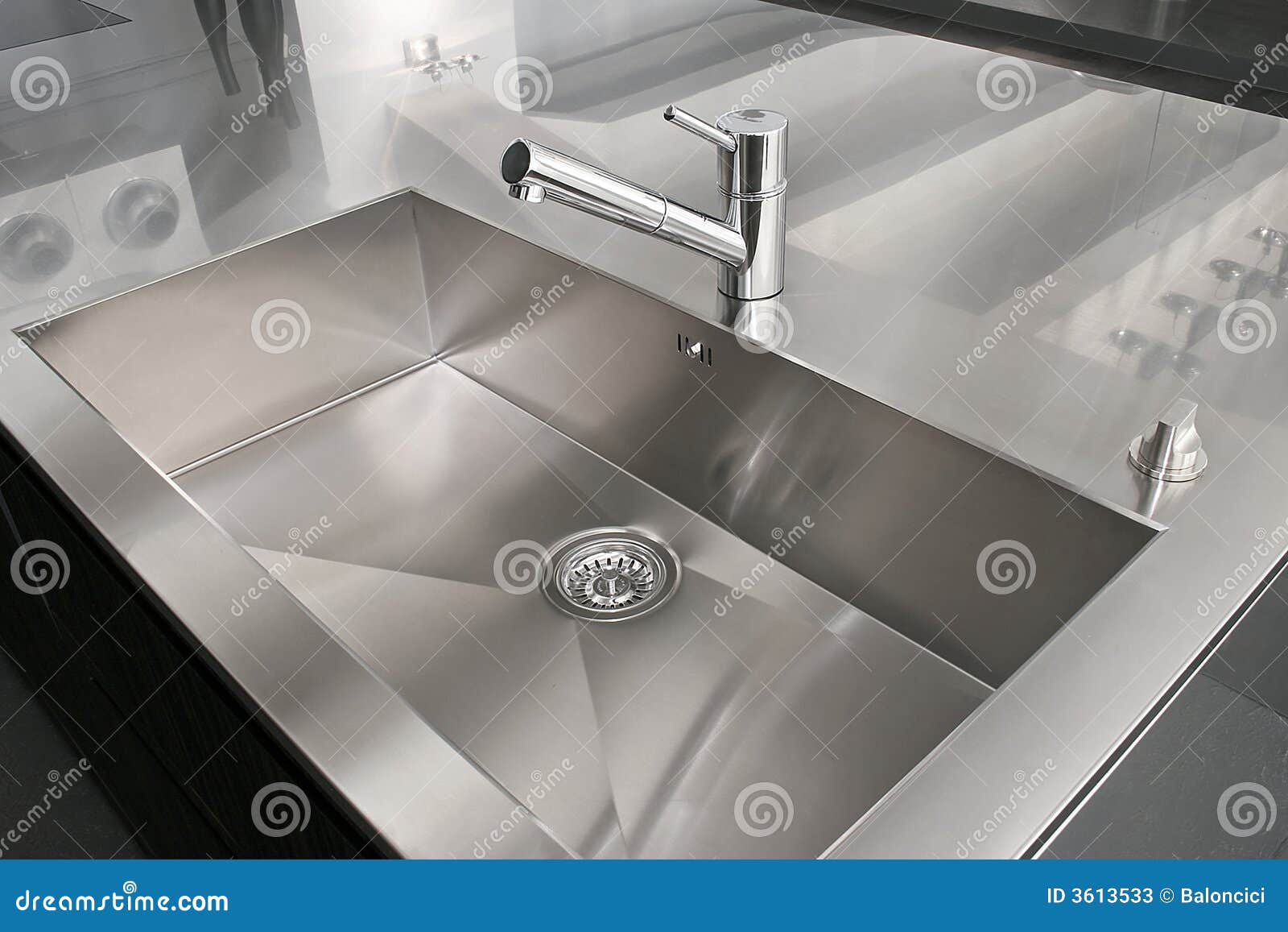раковина кухни стоковое изображение. изображение насчитывающей ...