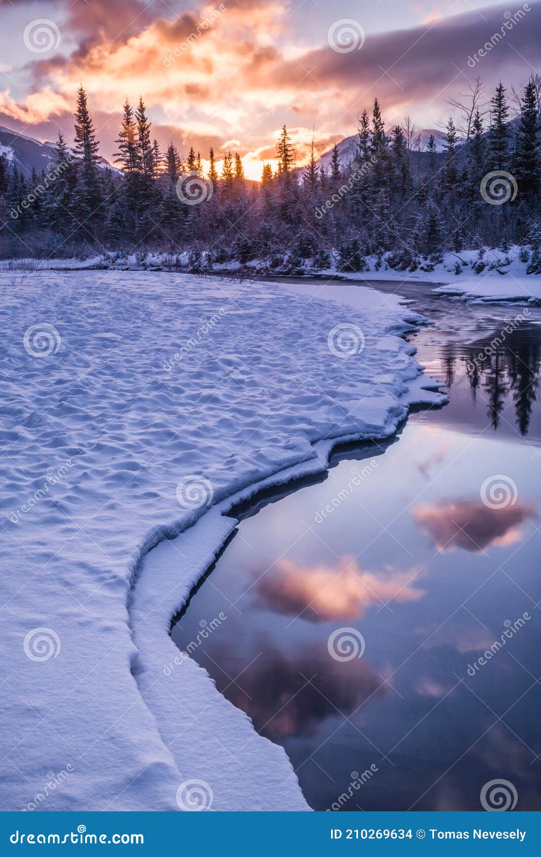 Раннее утро на крик около canmore Провинции альберта (Канада). Раннее утро на крик около canmore Альберты Канады на холодном зимнее время.