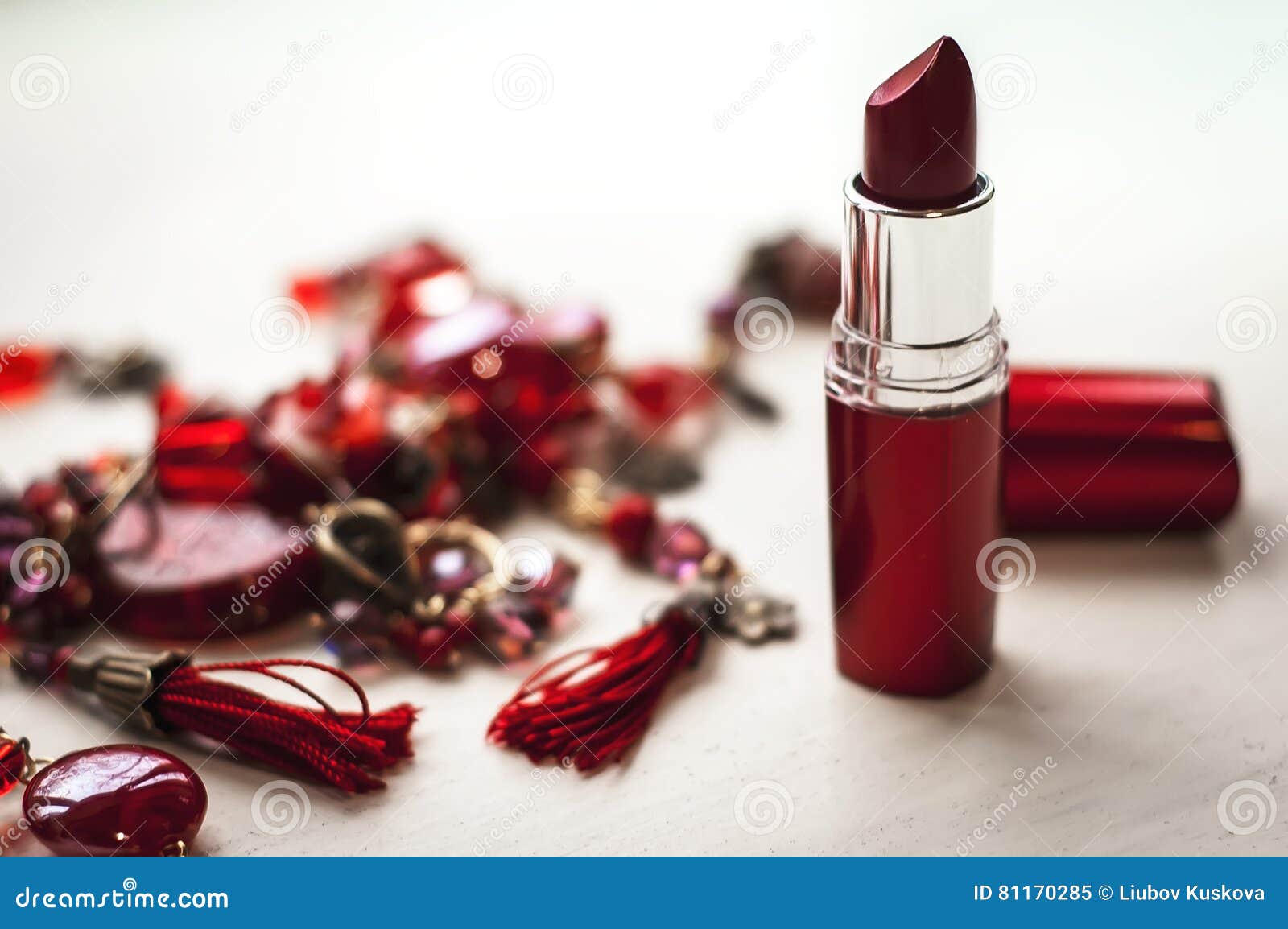 Раскройте красную губную помаду с ожерельем на белой предпосылке Фокус на губной помаде Концепция состава красоты