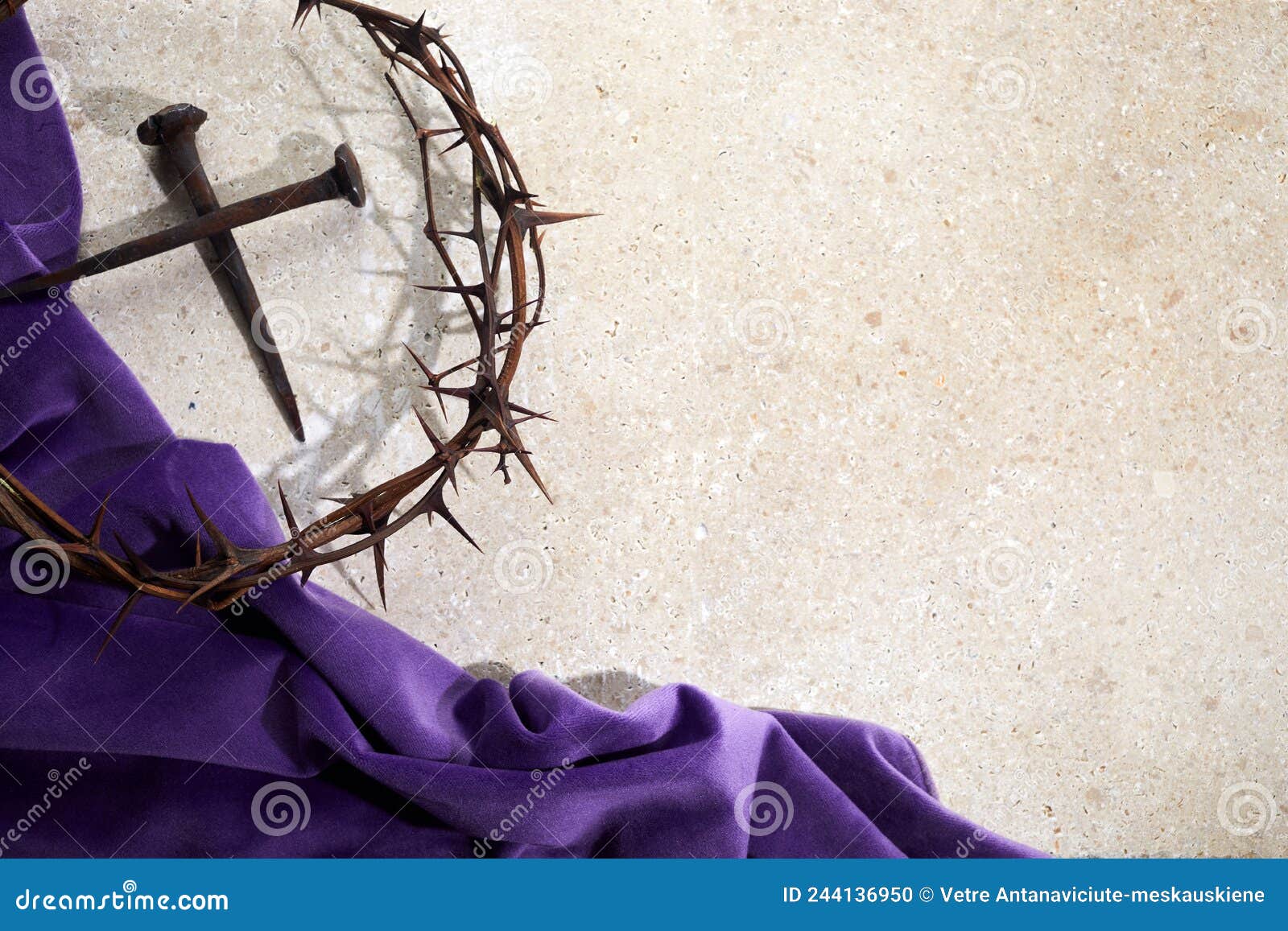 распятие Иисуса Христа. скрести три гвозди и корону шипов на земле ...