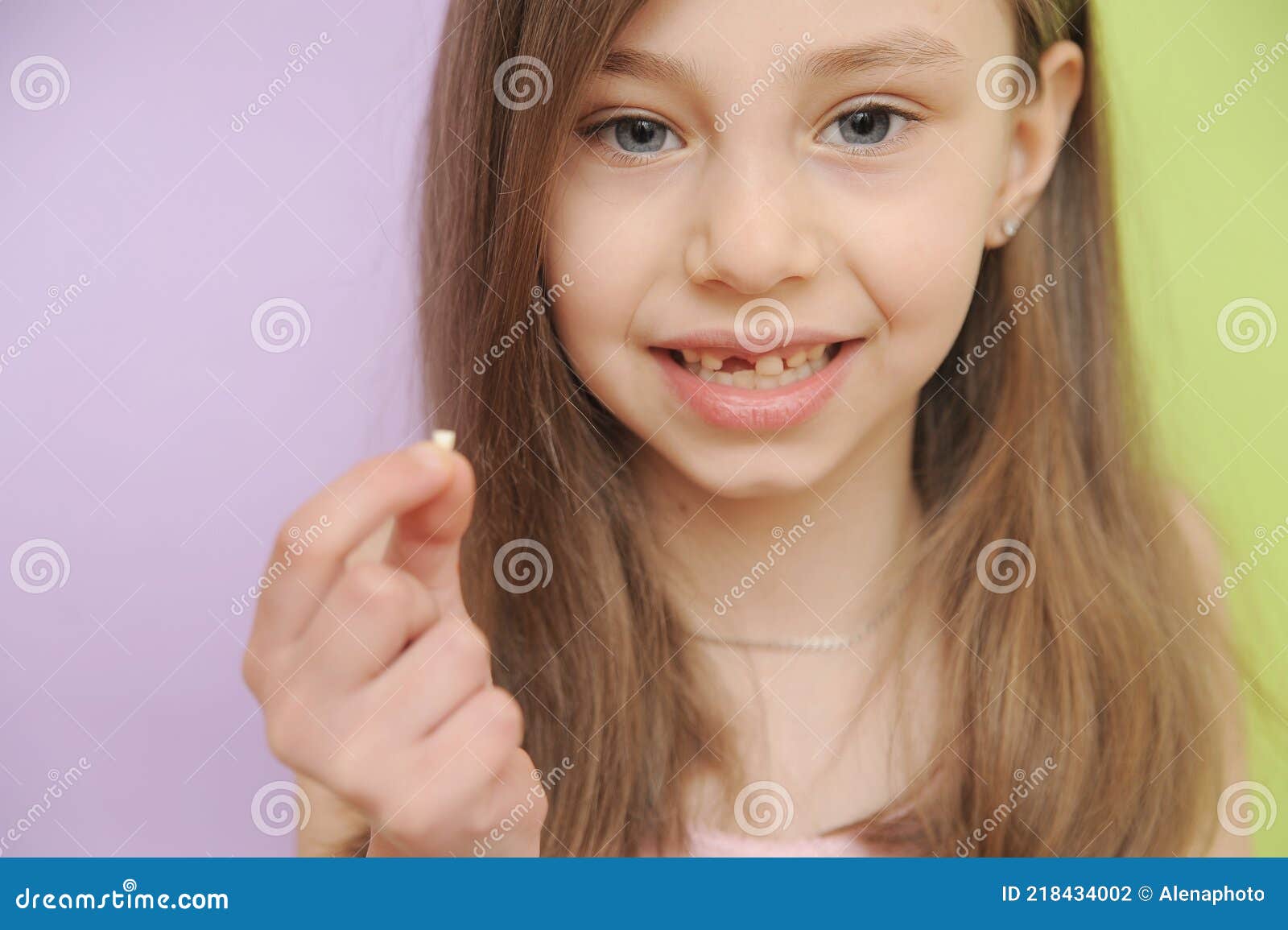 ребенок достает зуб молока стоковое фото. изображение насчитывающей ...