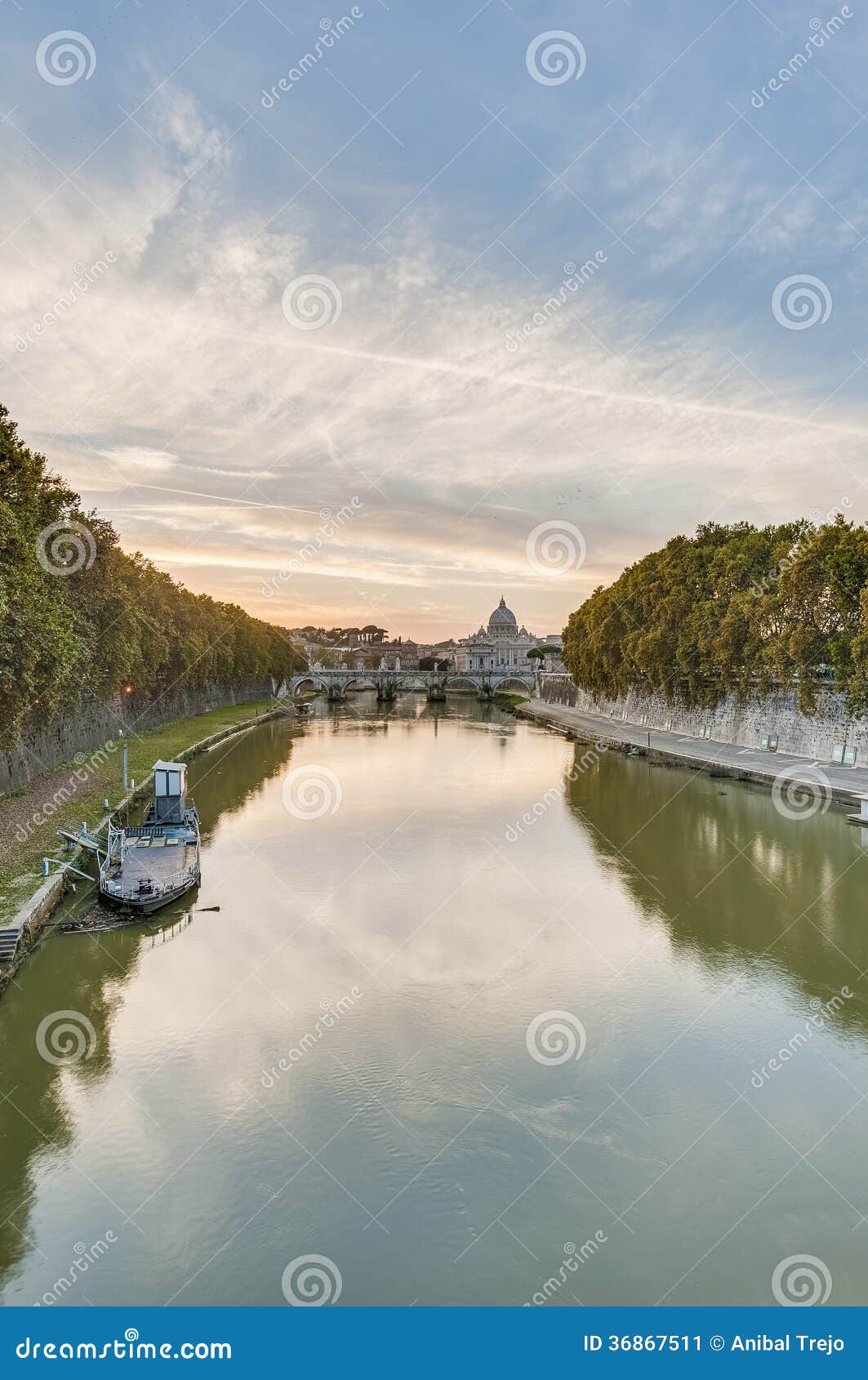 Река Тибра, пропуская через Рим. Стоковое Изображение - изображение ...