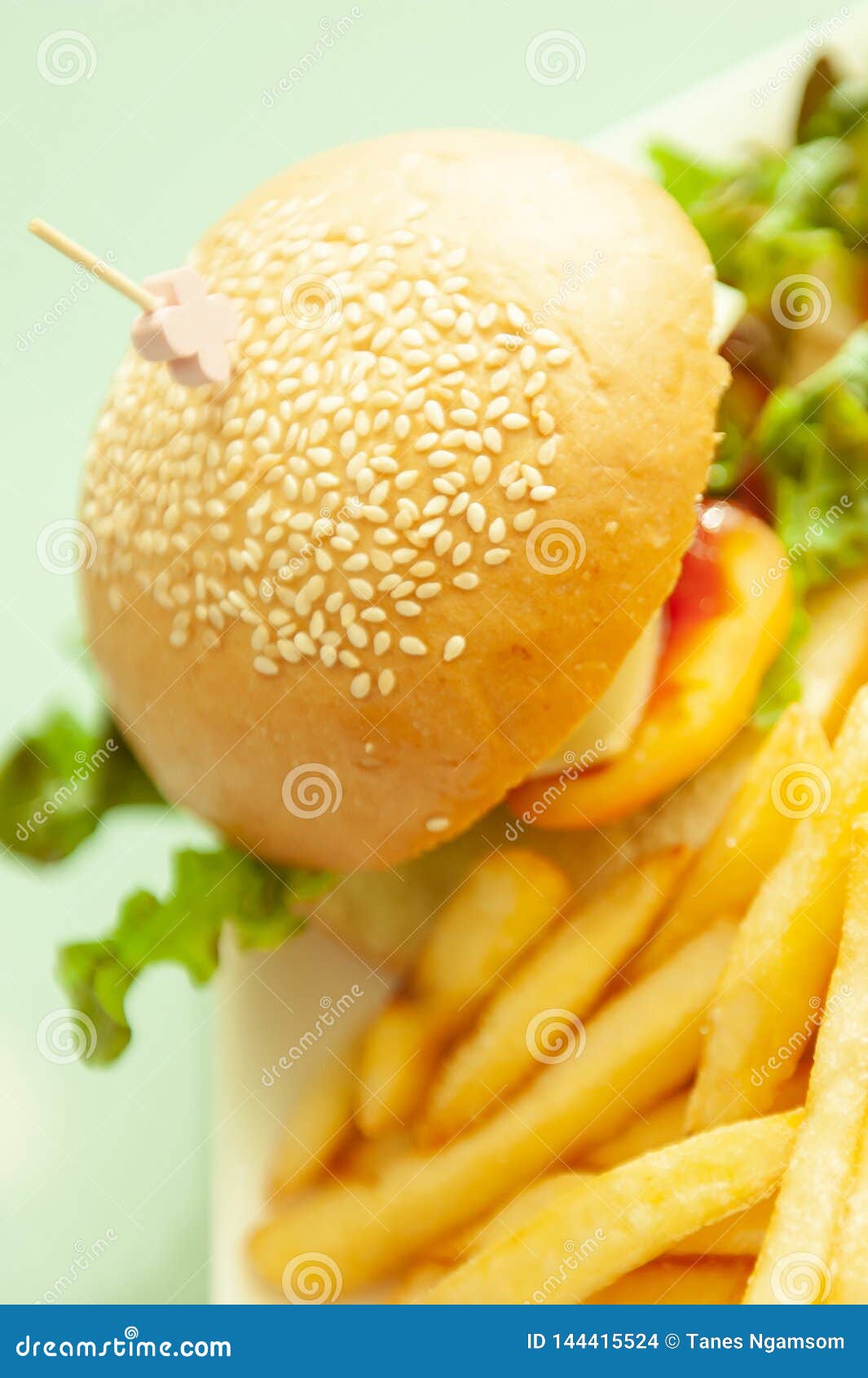 Ретро винтажный стиль, гамбургер с французским картофелем фри на белой плите, запачканной зеленой предпосылке