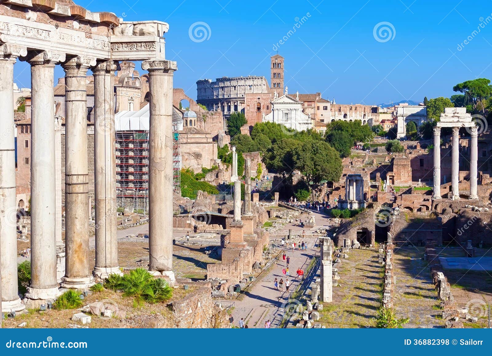 Римский форум. Руины известного старого римского форума в Риме, Италии