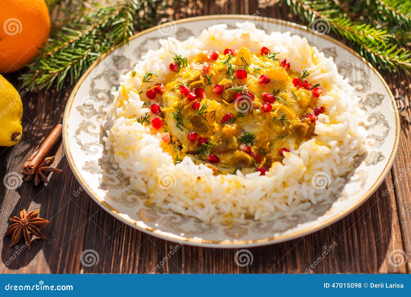 Рис с рыбами в оранжевом соусе для обедающего рождества или Нового Года. Крен рыб сваренных в апельсине и лимон маринуют и служили с гарниром риса