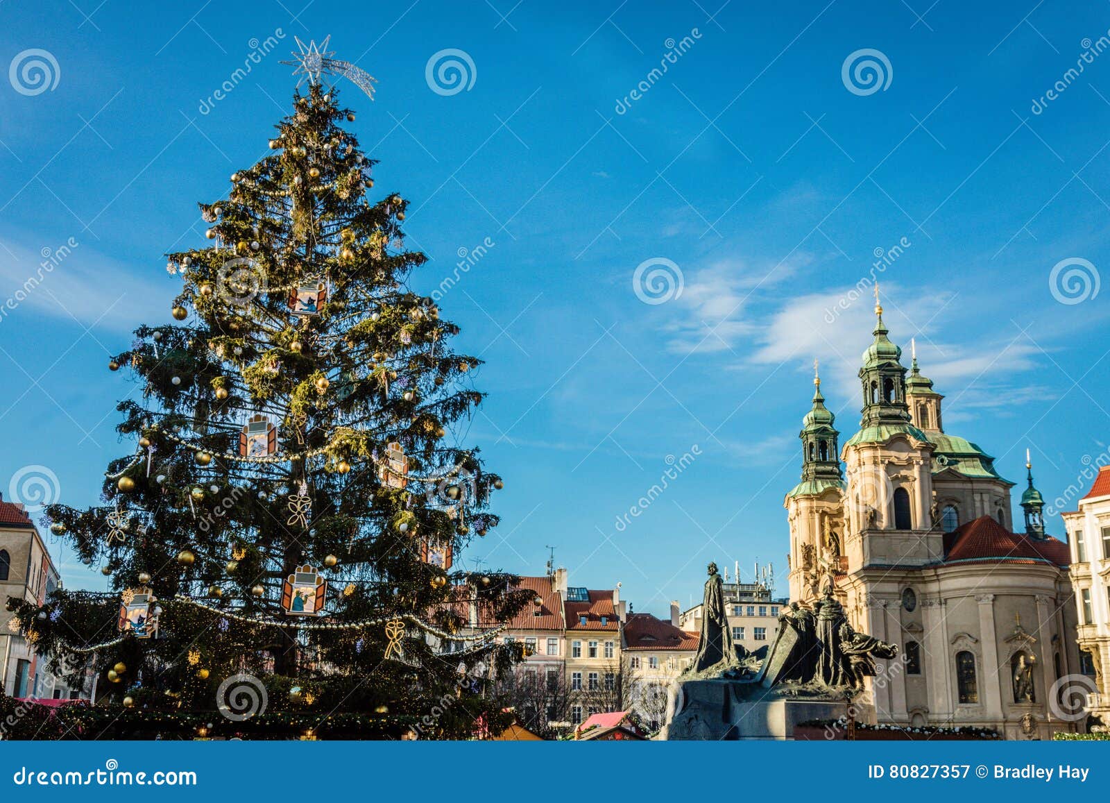 Рождественская елка и церковь St Nicholas, Праги, чехии. Рождественская елка города гривы и церковь St Nicholas, Праги, чехии