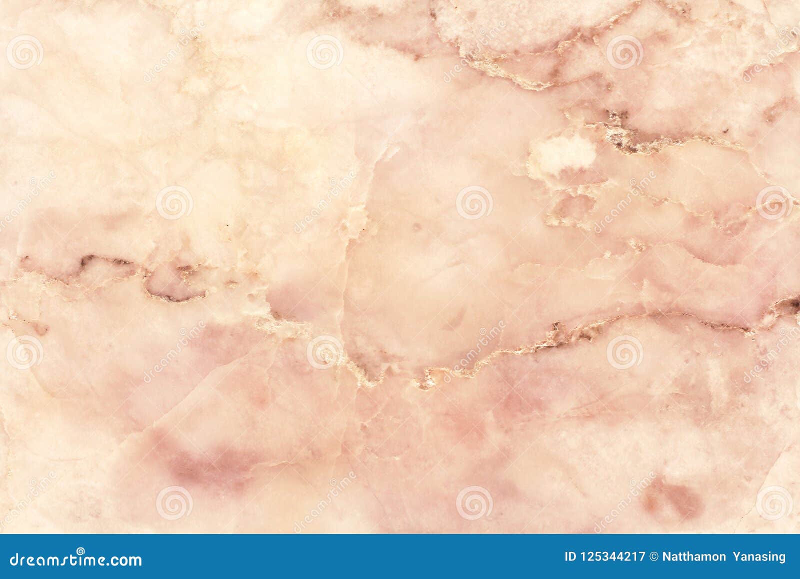 Розовый мрамор на полу