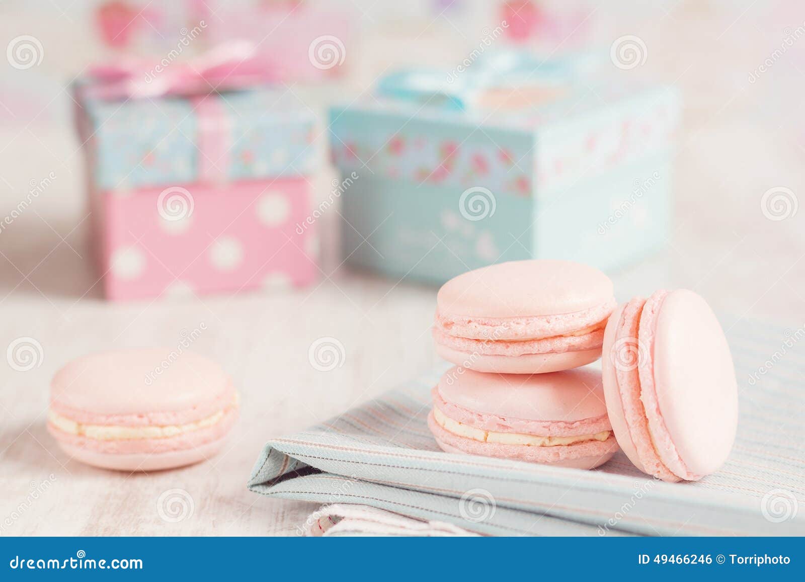 Розовые macaroons с подарочными коробками на предпосылке Покрашенная пастель